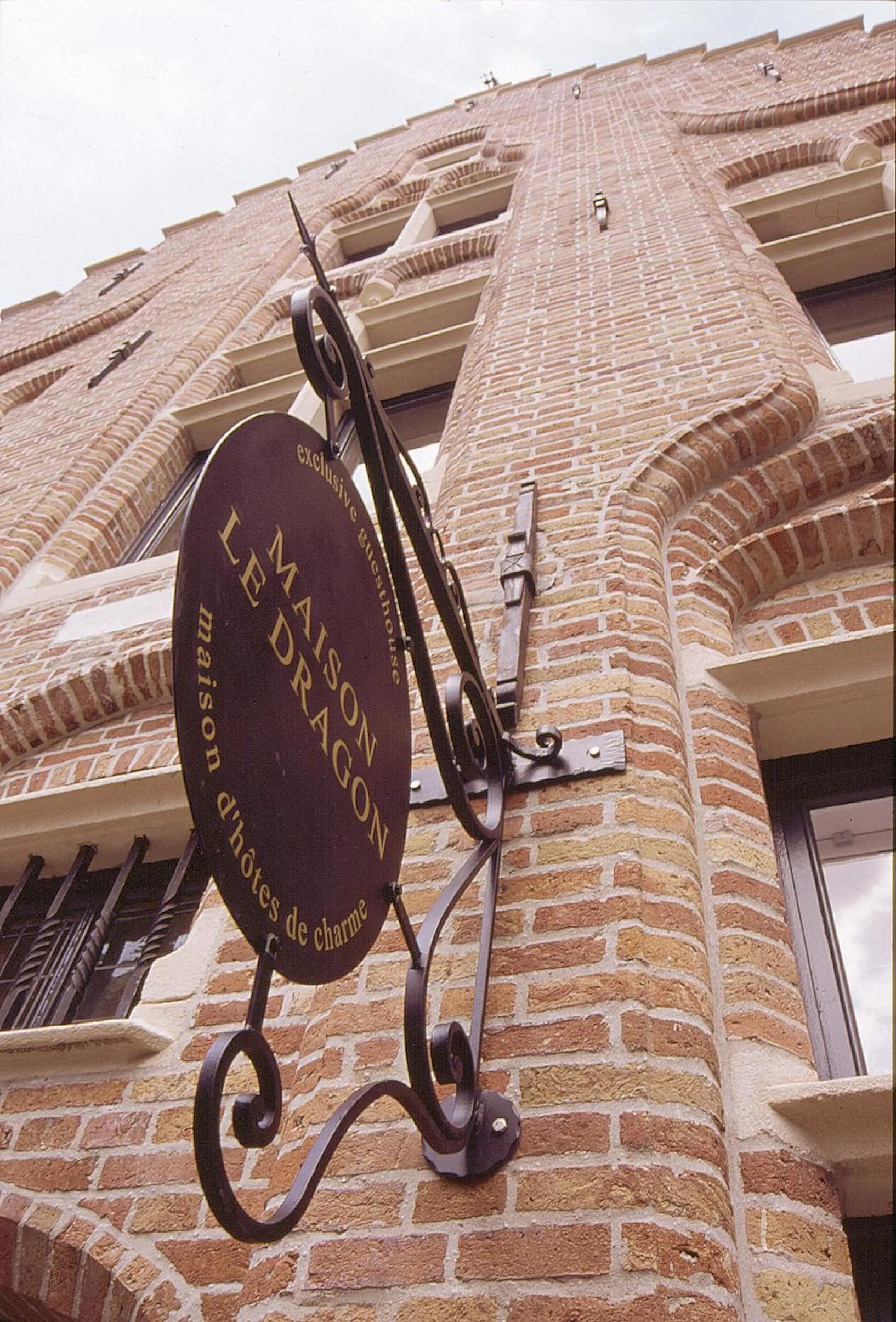 Facade/entrance in B&B Maison le Dragon