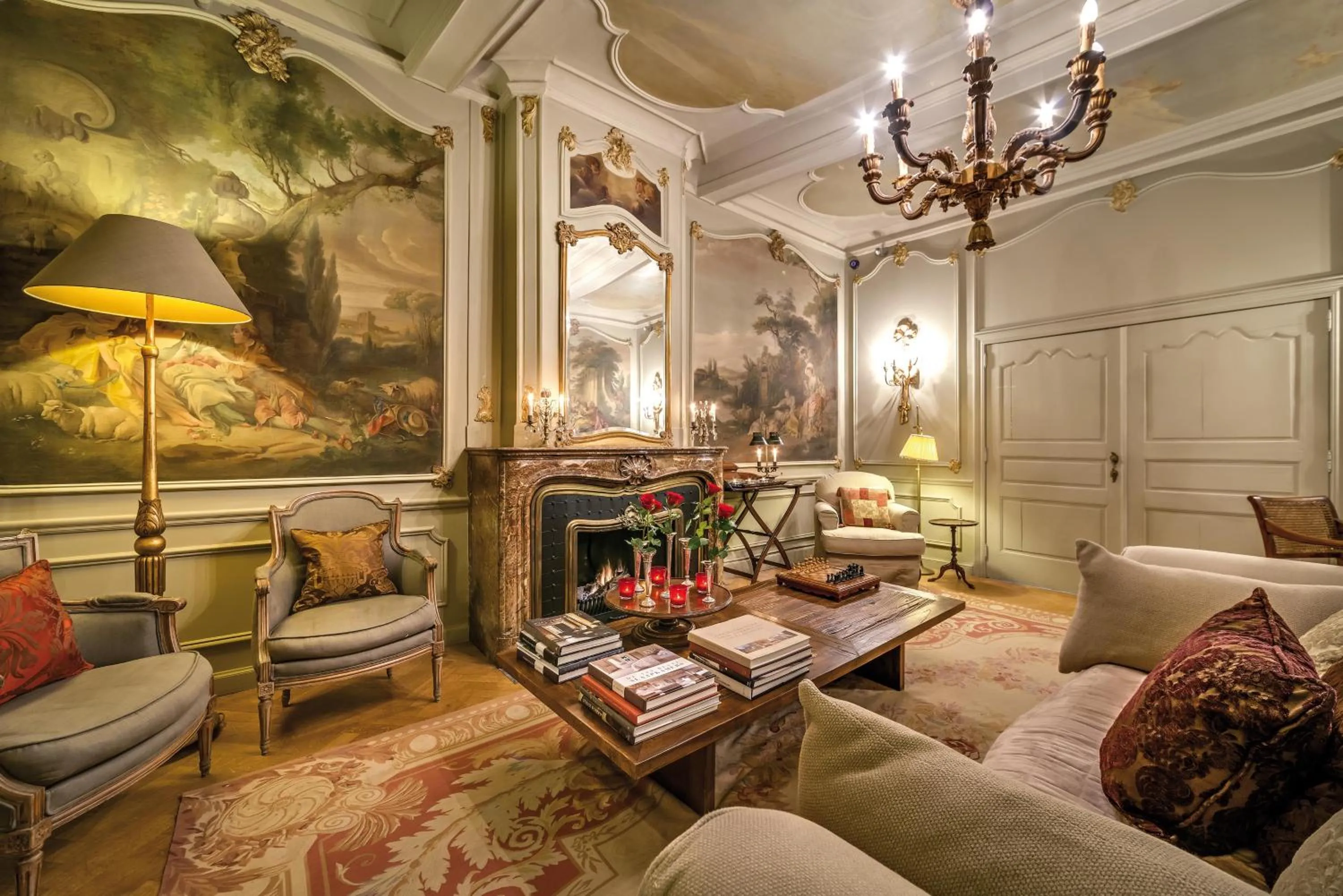 Communal lounge/ TV room in B&B Maison le Dragon