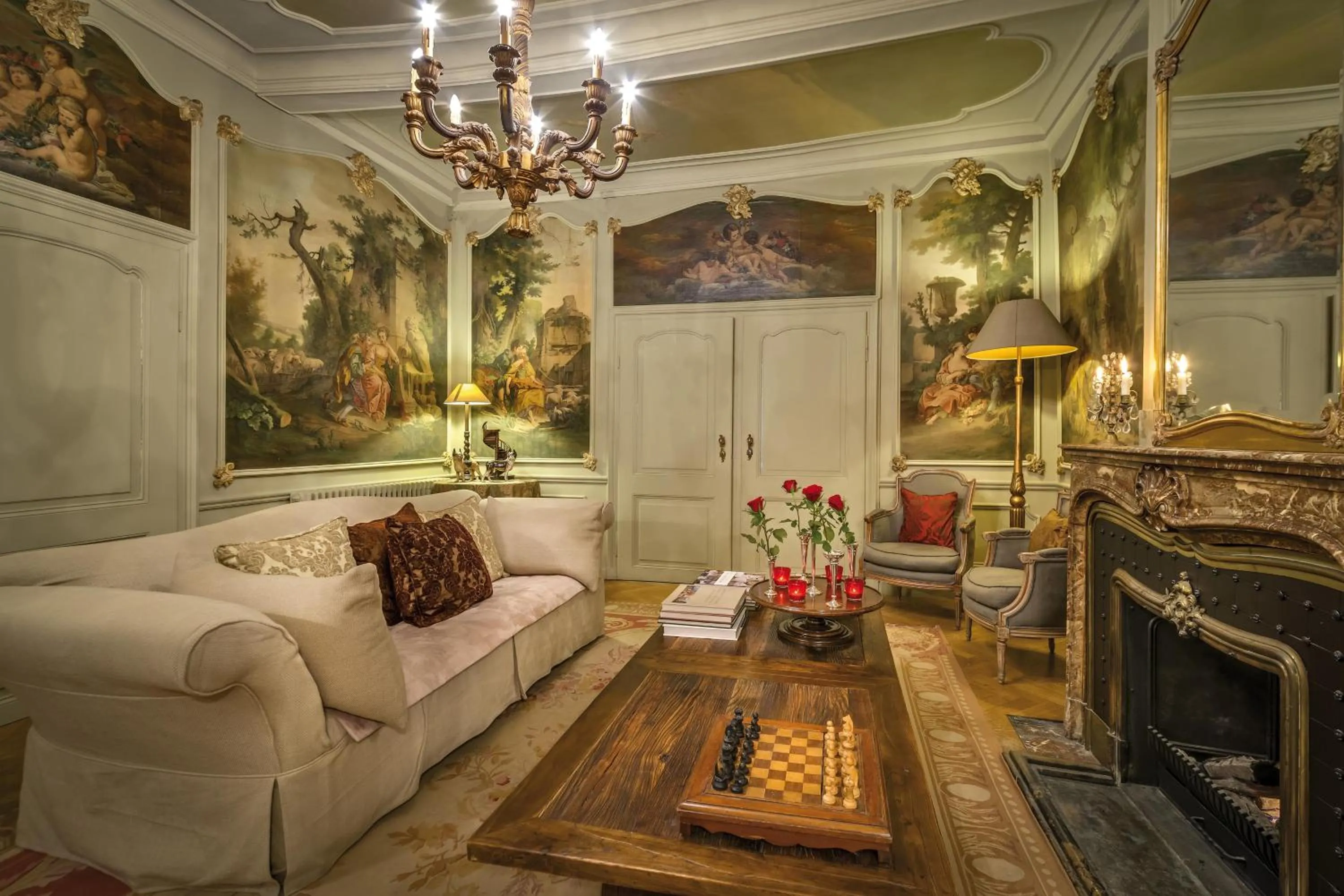 Communal lounge/ TV room in B&B Maison le Dragon