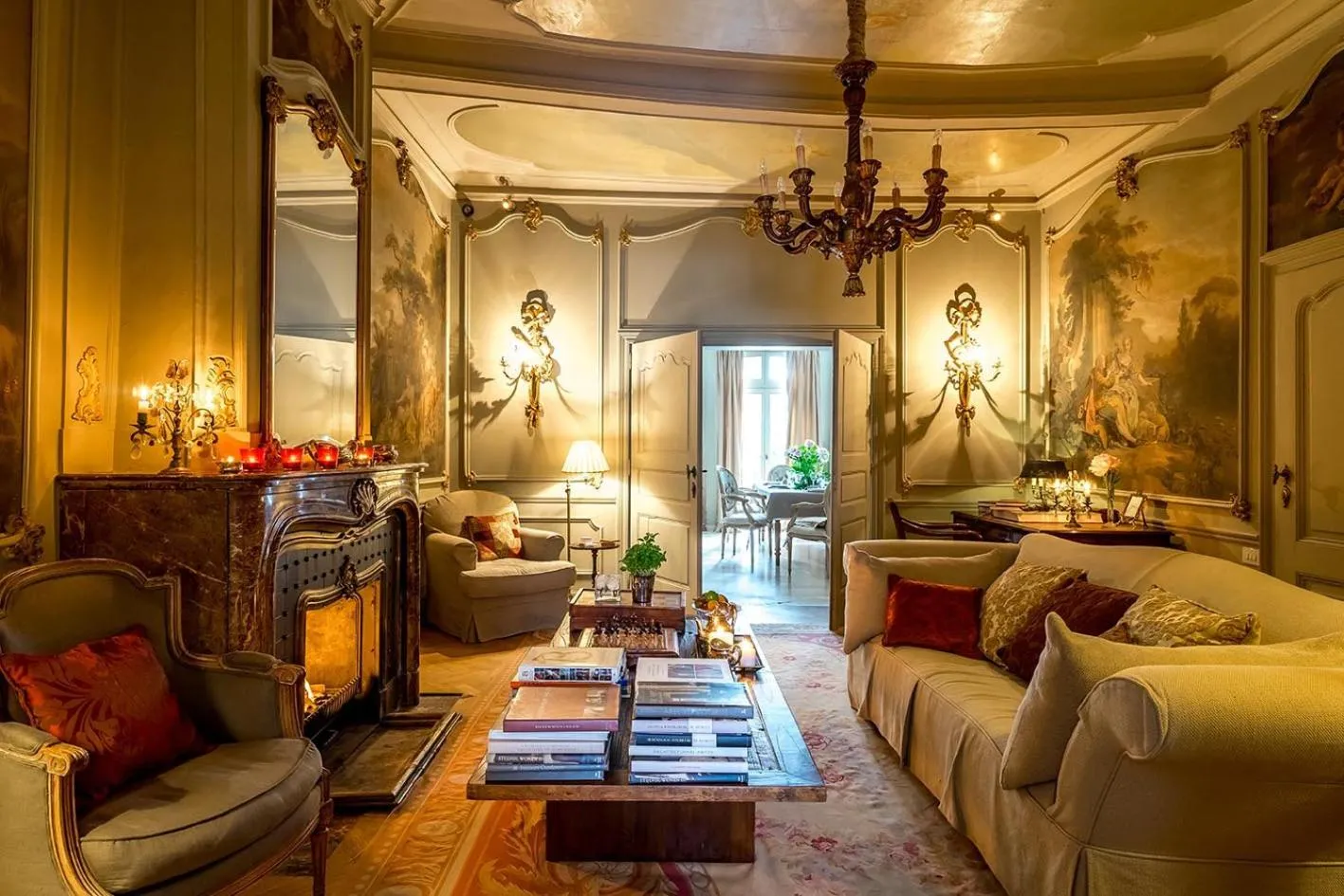 Communal lounge/ TV room in B&B Maison le Dragon