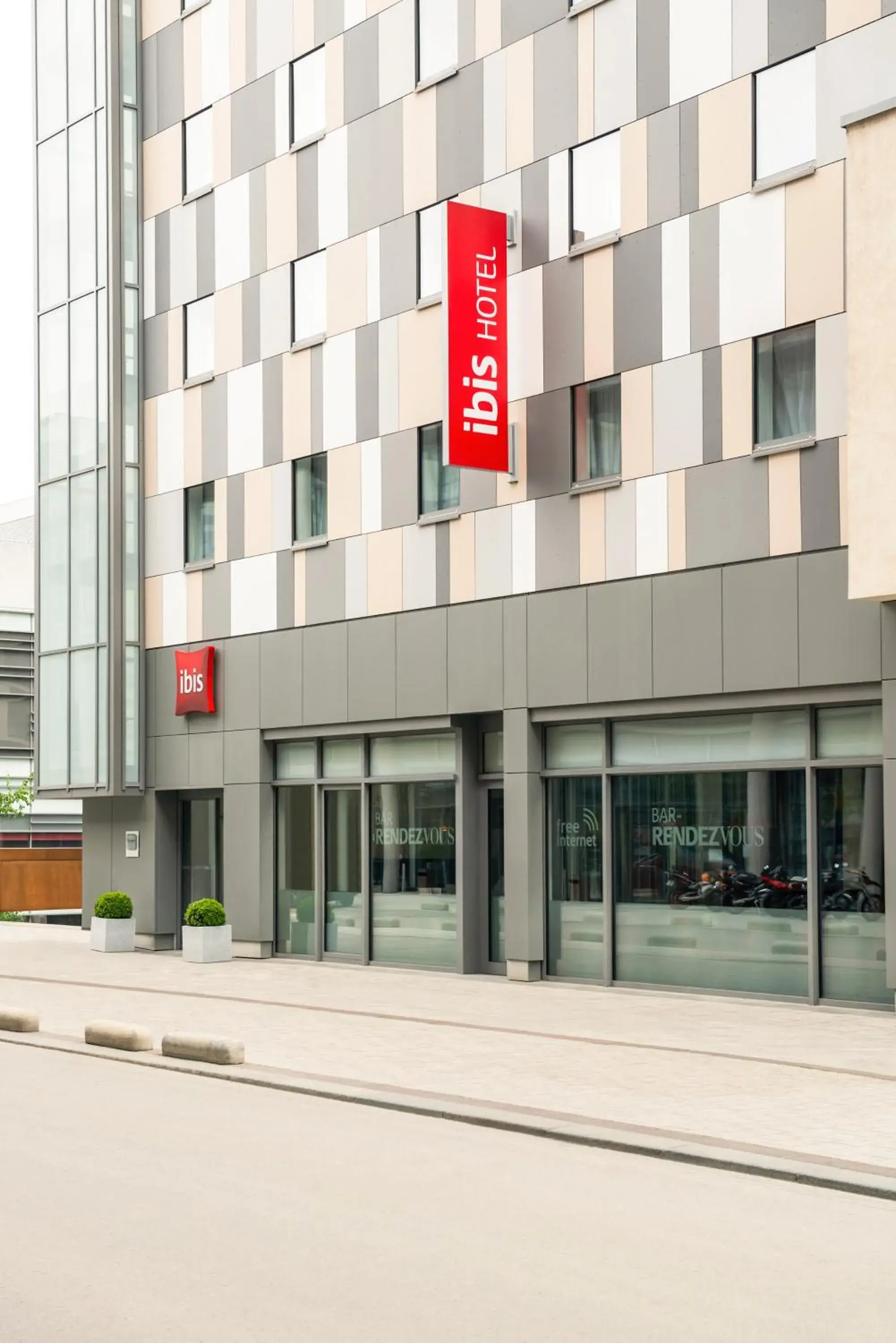 Facade/entrance in ibis Esch Belval Facade/entrance in ibis Esch Belval