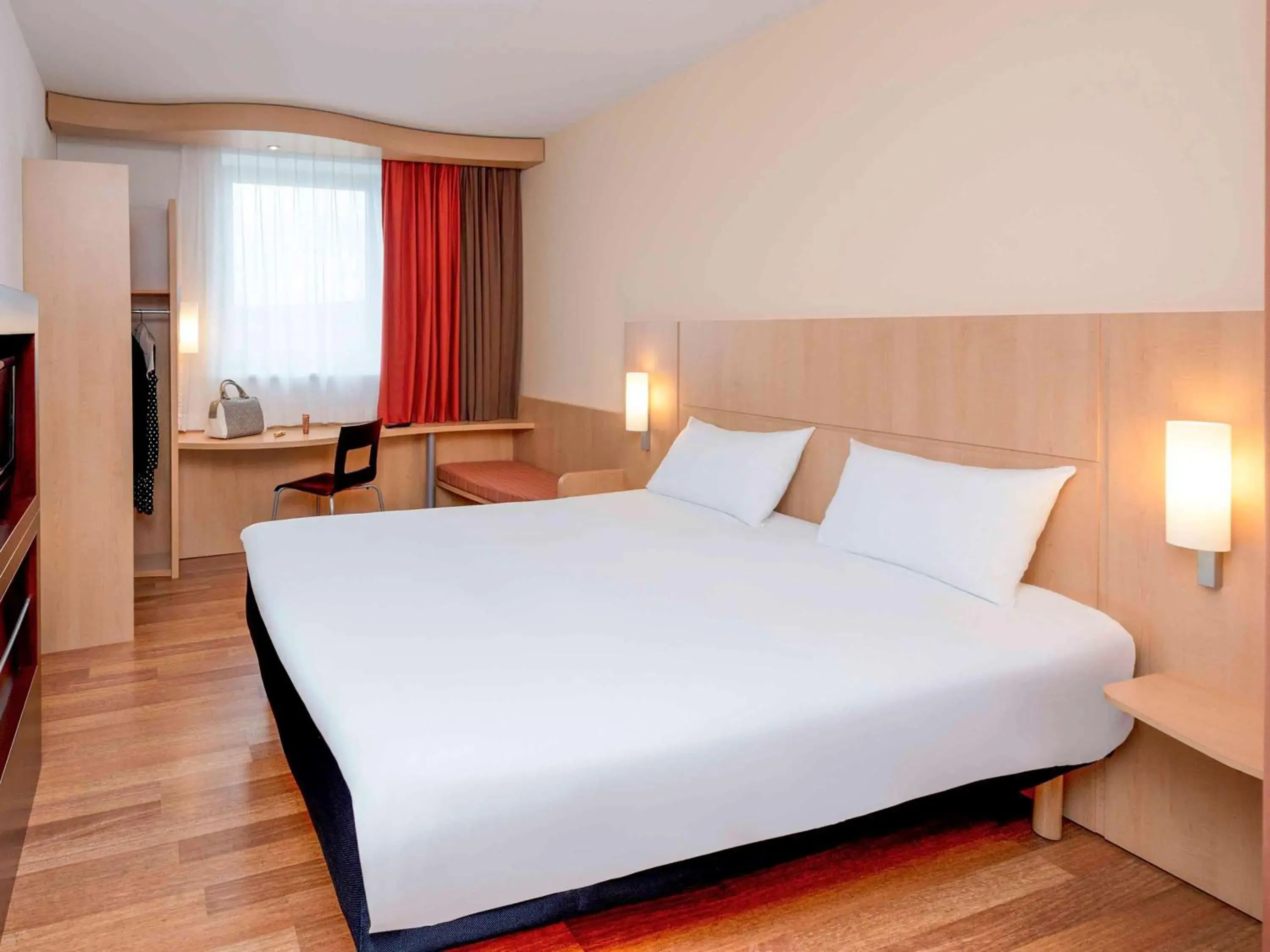 Photo of the whole room, Bed in ibis Esch Belval Photo of the whole room, Bed in ibis Esch Belval