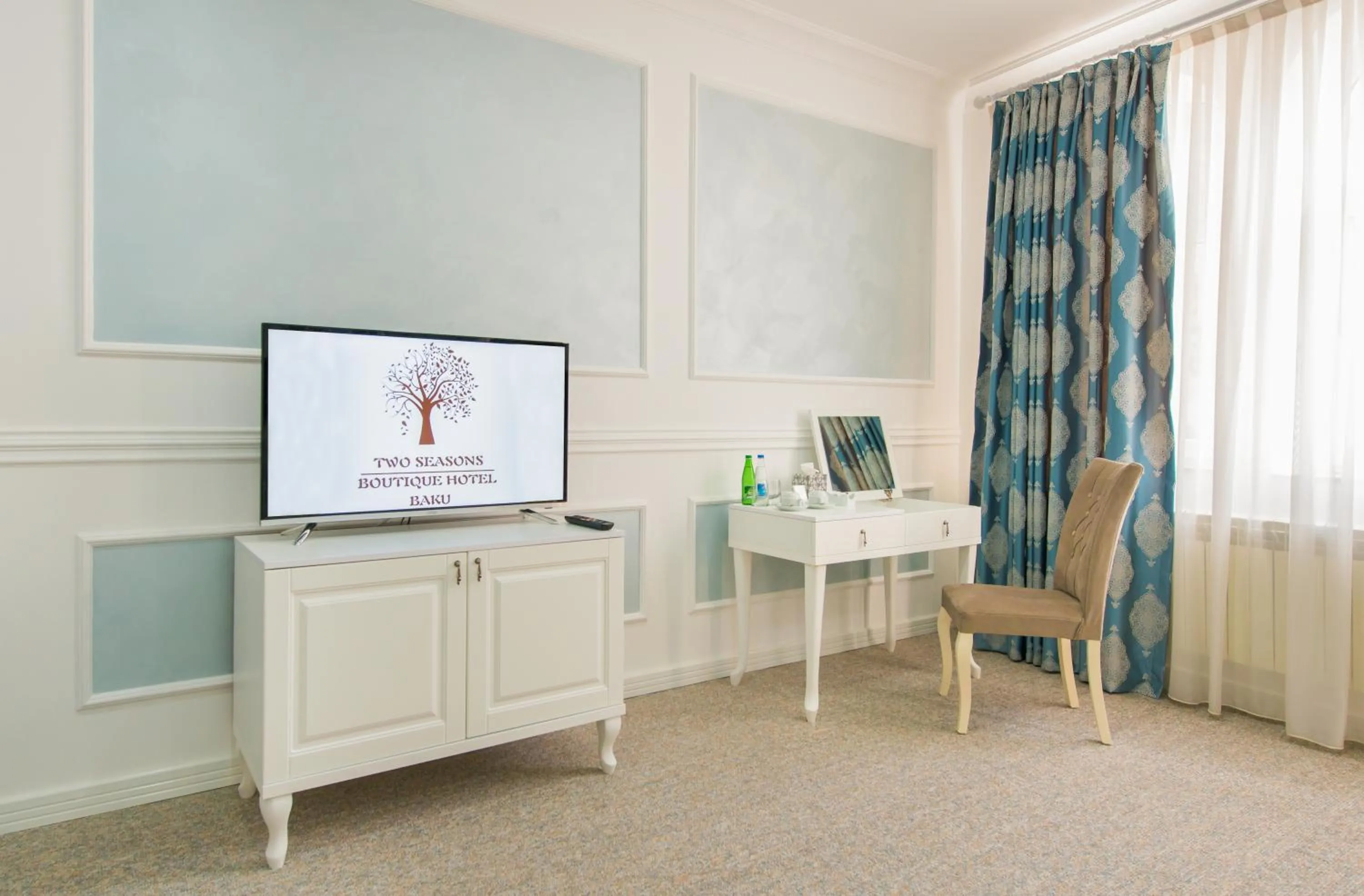 Communal lounge/ TV room in Two Seasons Boutique Hotel Baku