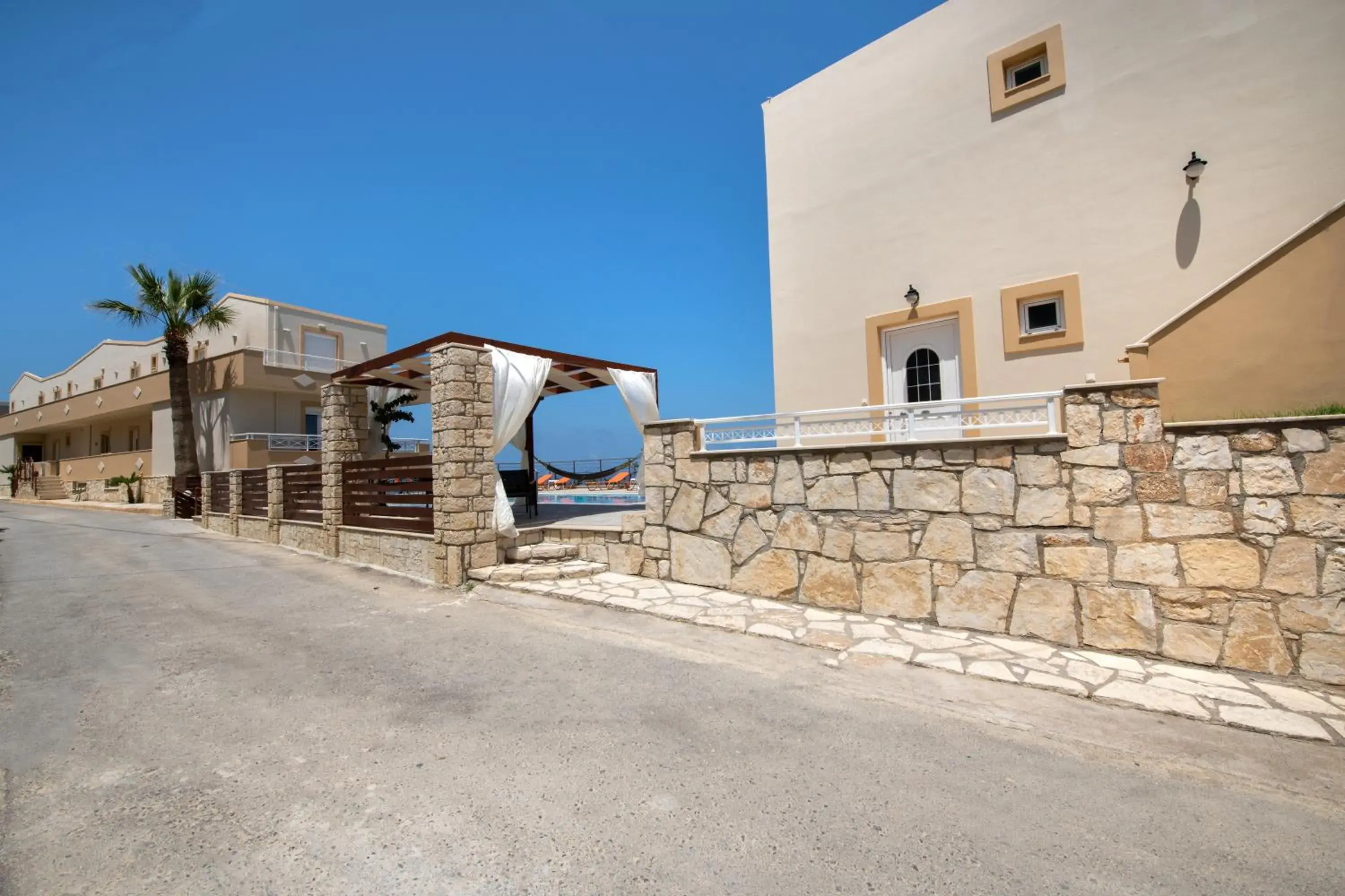 Property building in Sunrise Apartments Property building in Sunrise Apartments