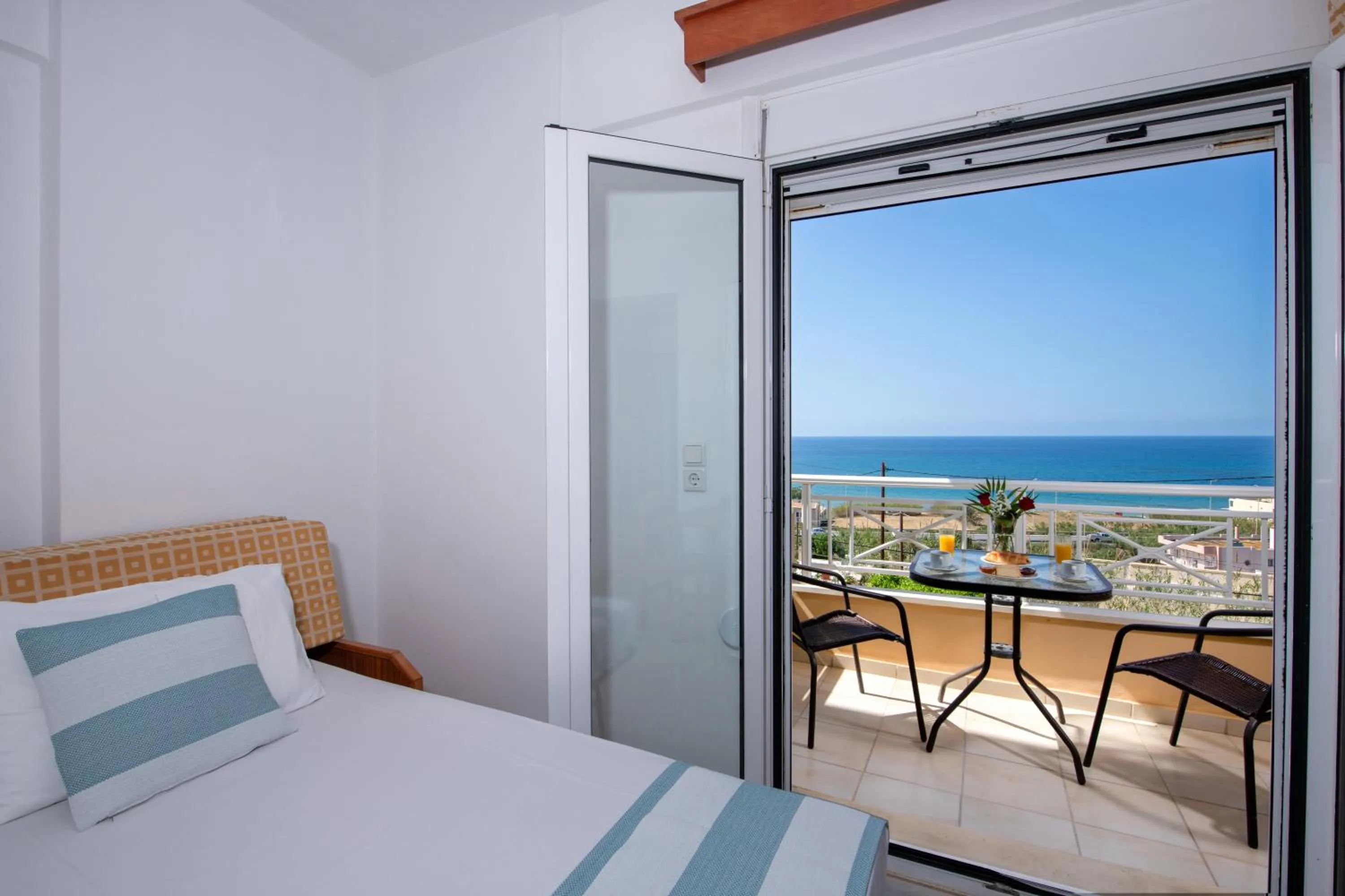 Balcony/Terrace, Bed in Sunrise Apartments