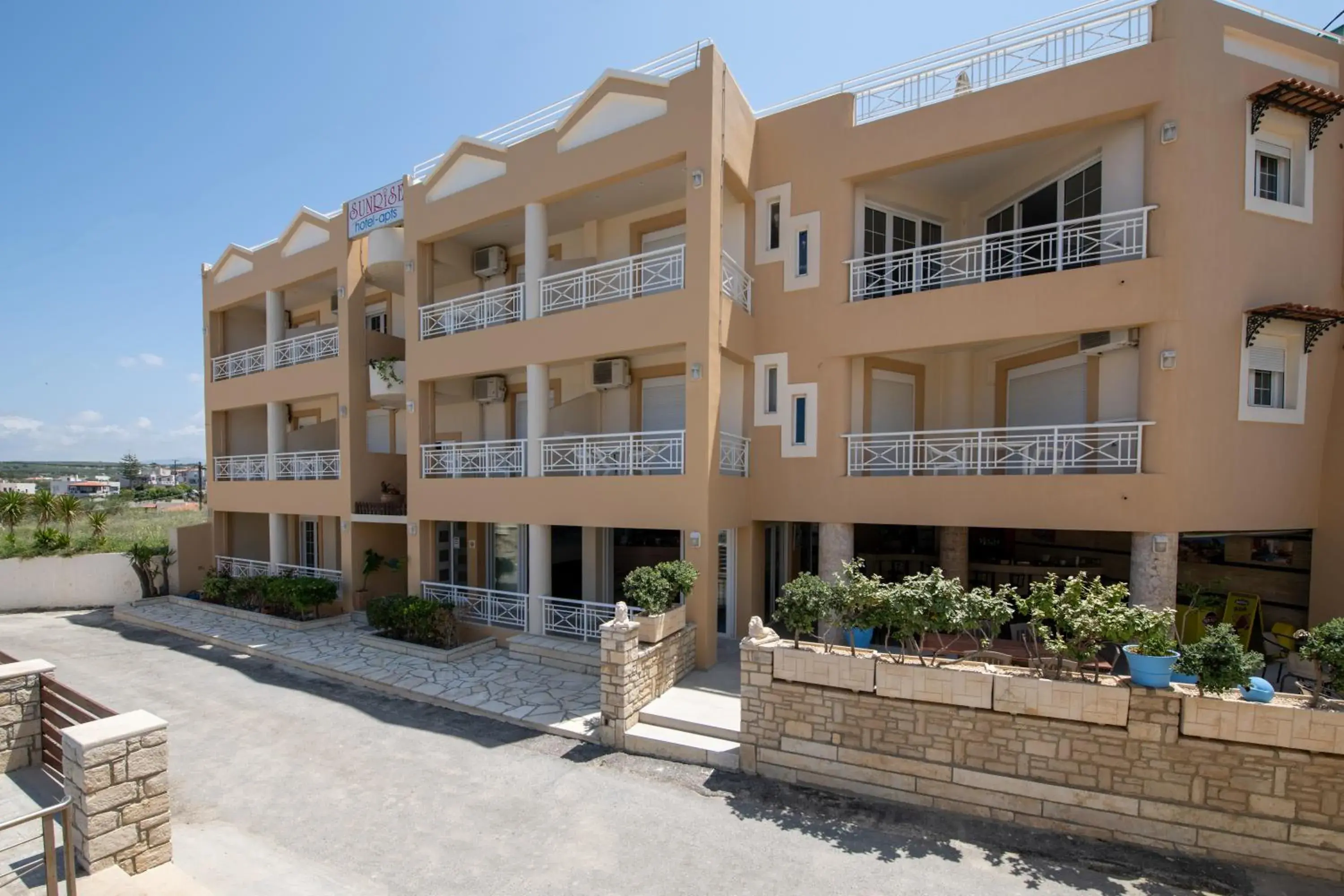 Property building in Sunrise Apartments Property building in Sunrise Apartments