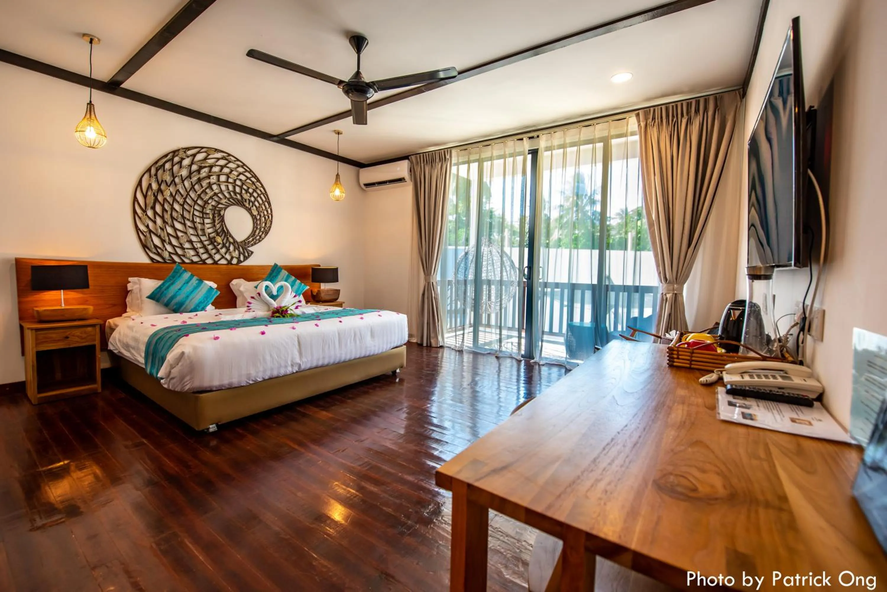 Photo of the whole room, Bed in Borneo Divers Mabul Resort