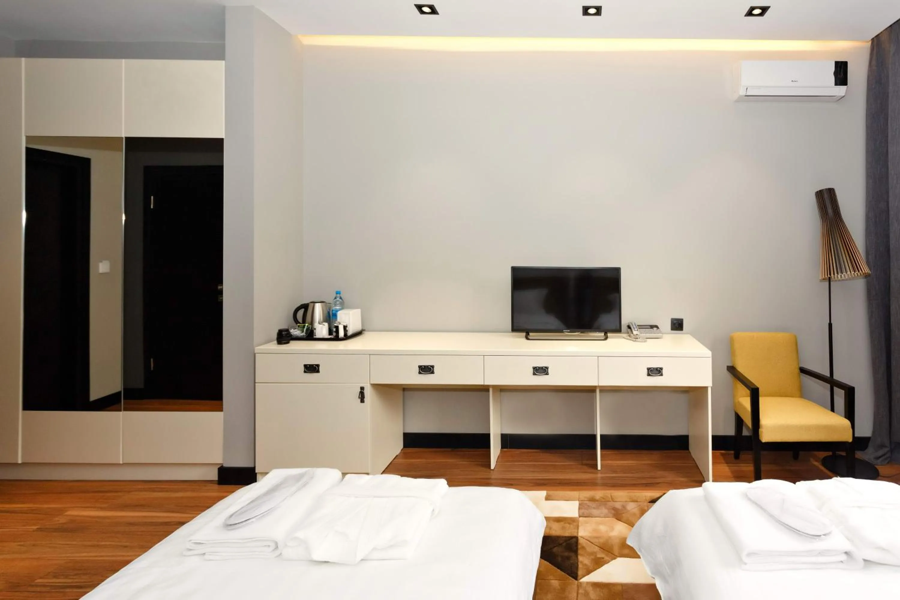 TV and multimedia, Bed in Eleven Hotel and Hall