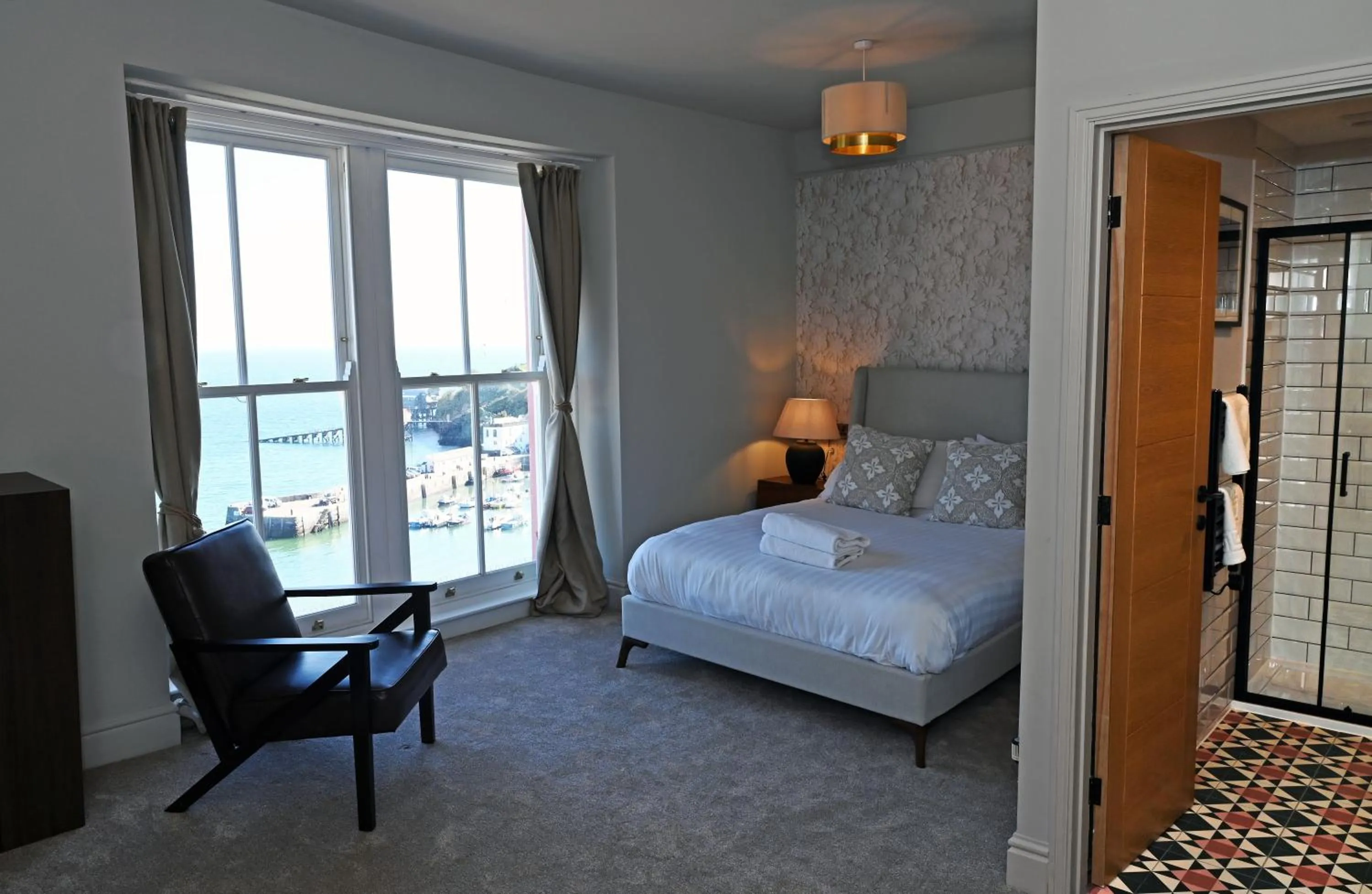 Bed in Royal Lion Hotel