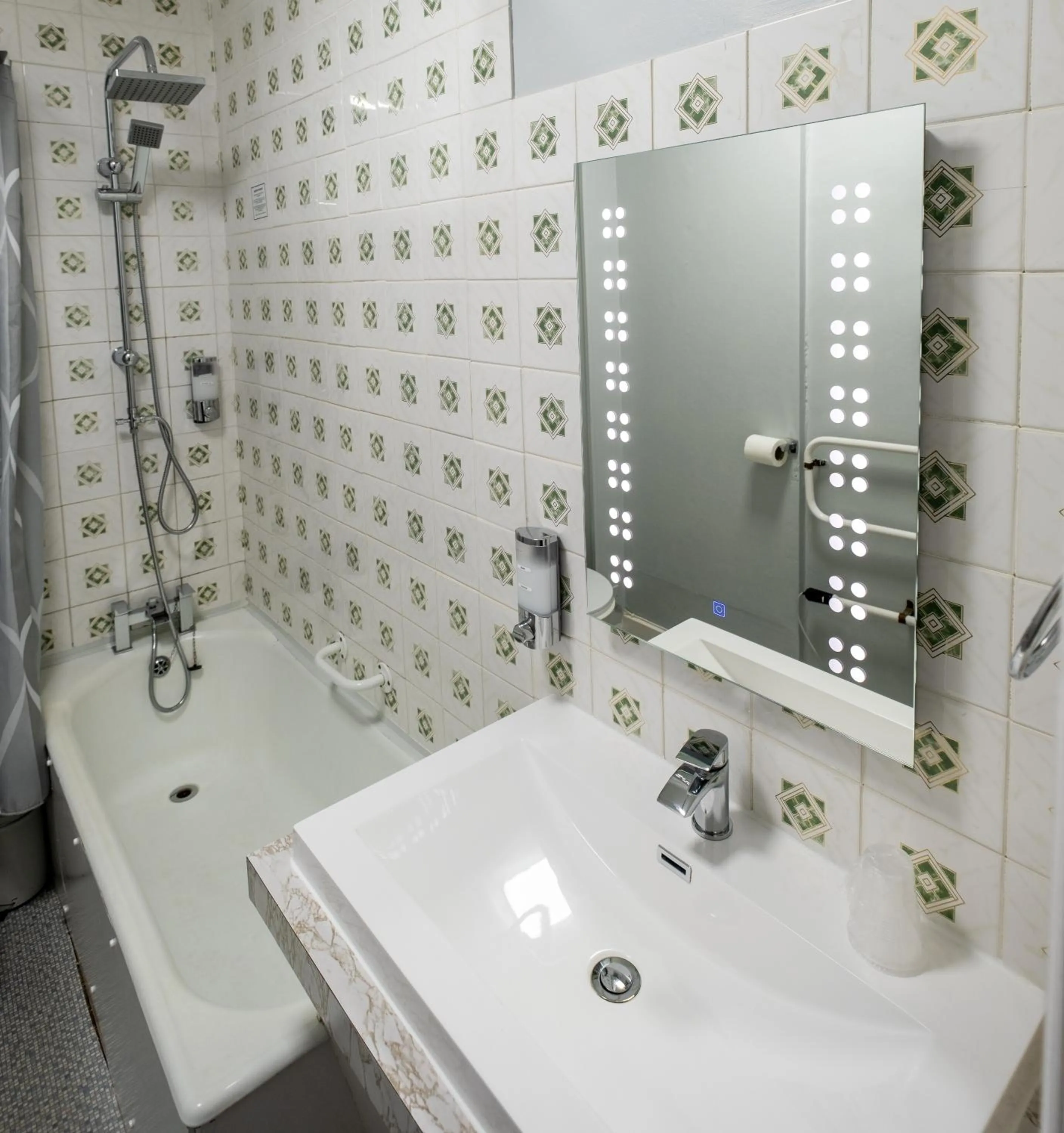 Shower in Royal Lion Hotel