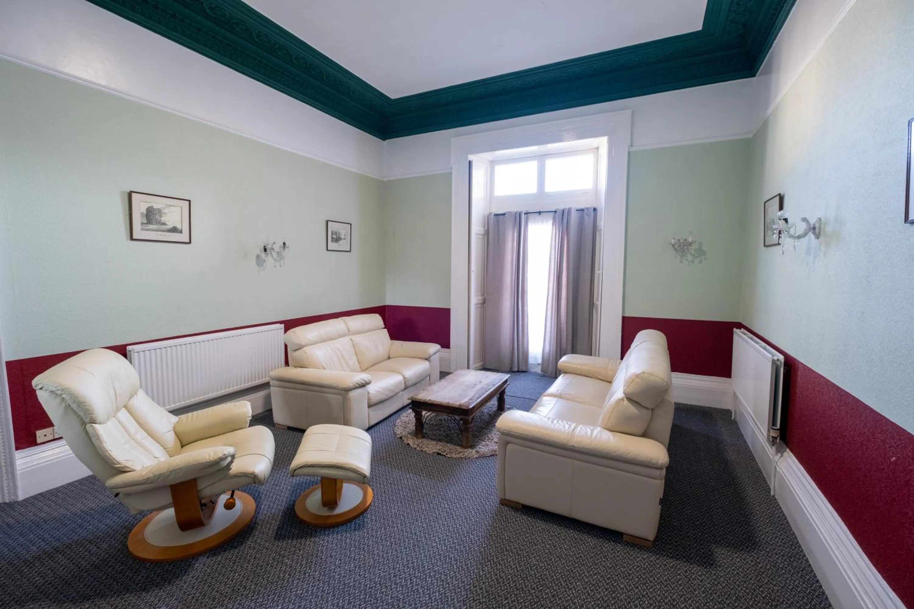 Living room in Royal Lion Hotel