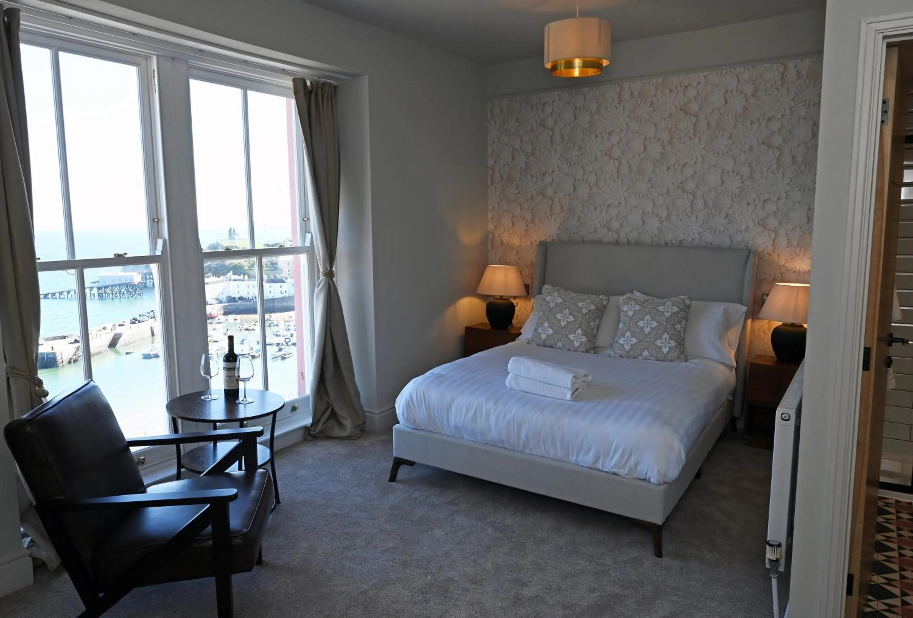 Bed in Royal Lion Hotel