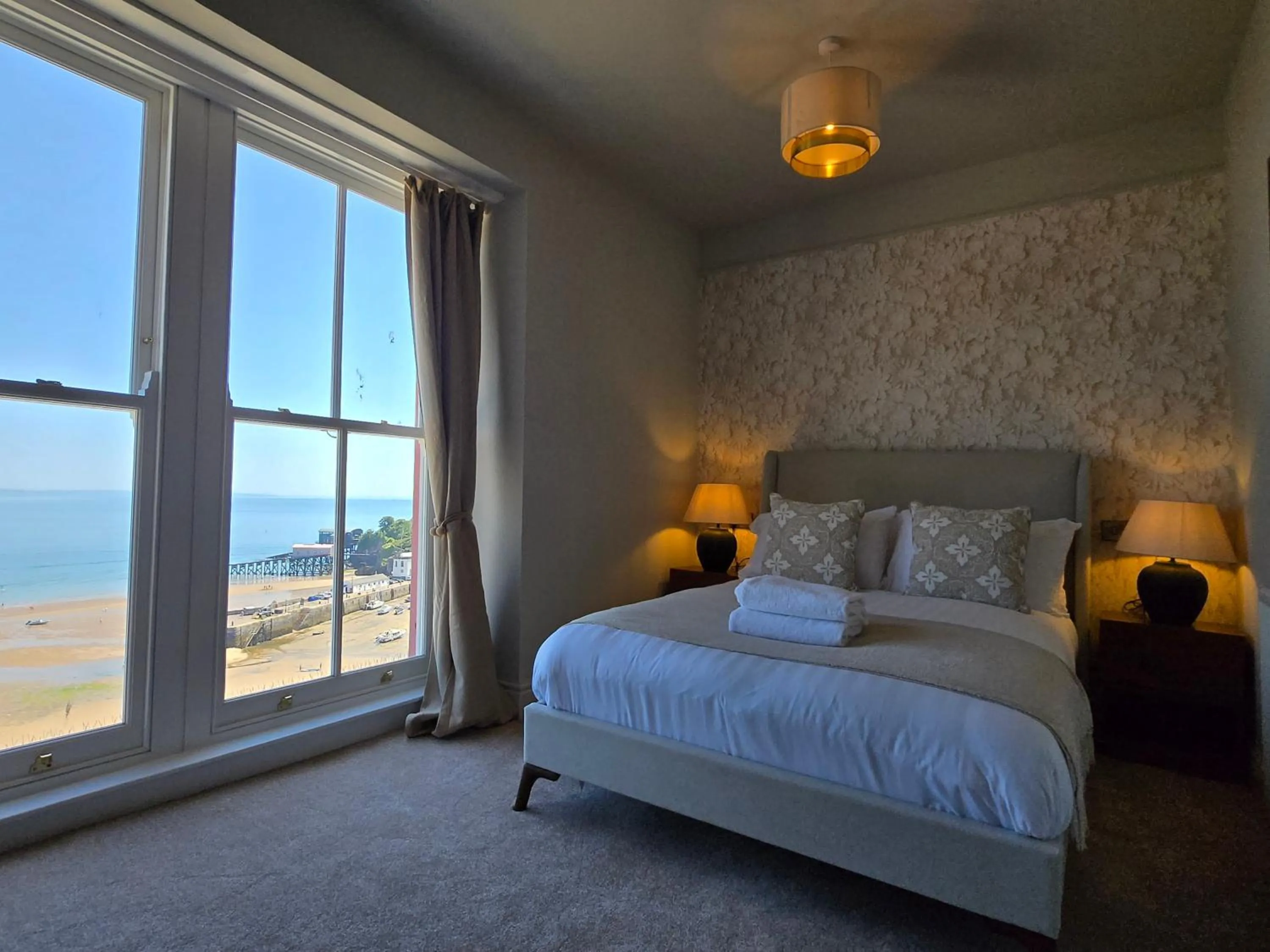 Bedroom, Bed in Royal Lion Hotel