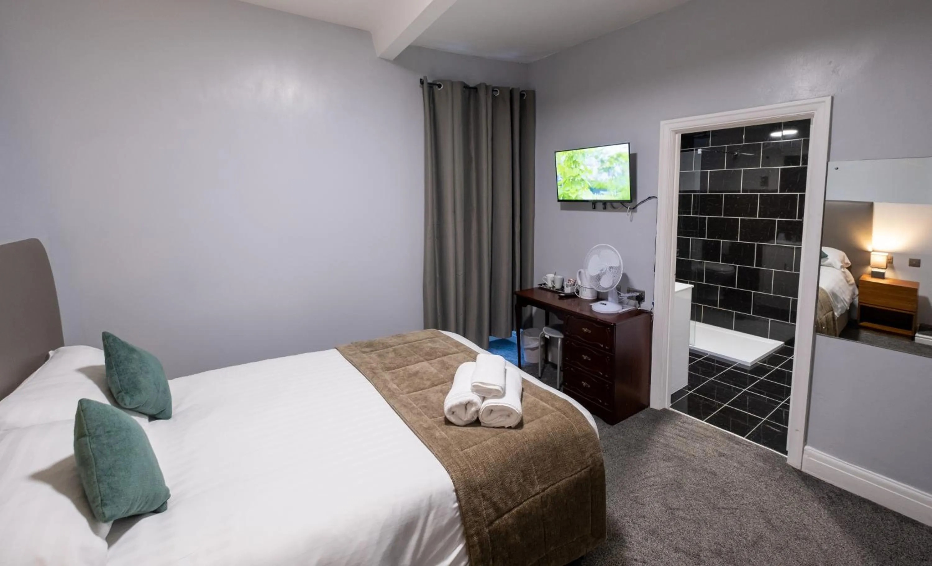 Bed in Royal Lion Hotel