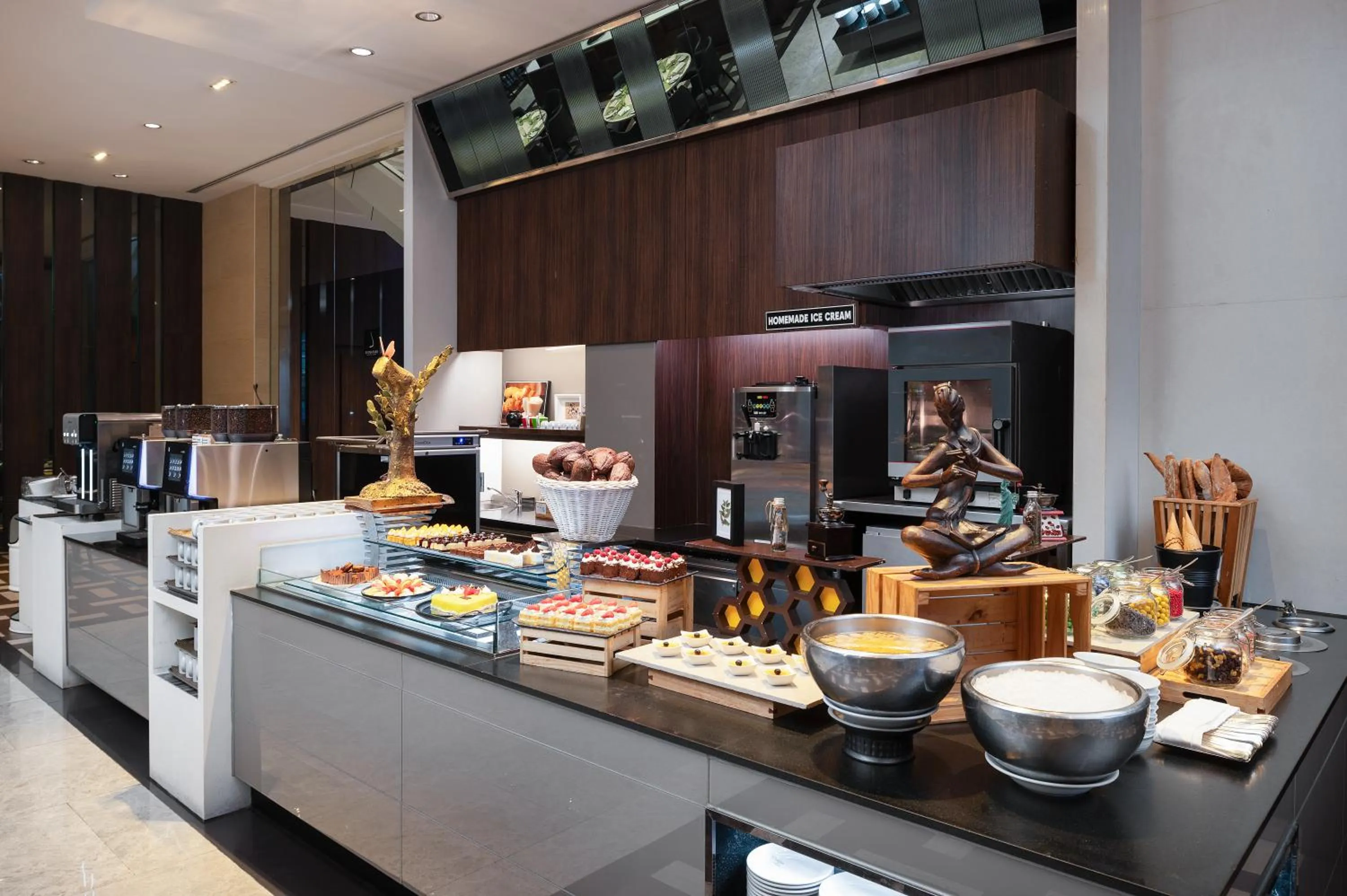 Buffet breakfast in Pullman Bangkok King Power