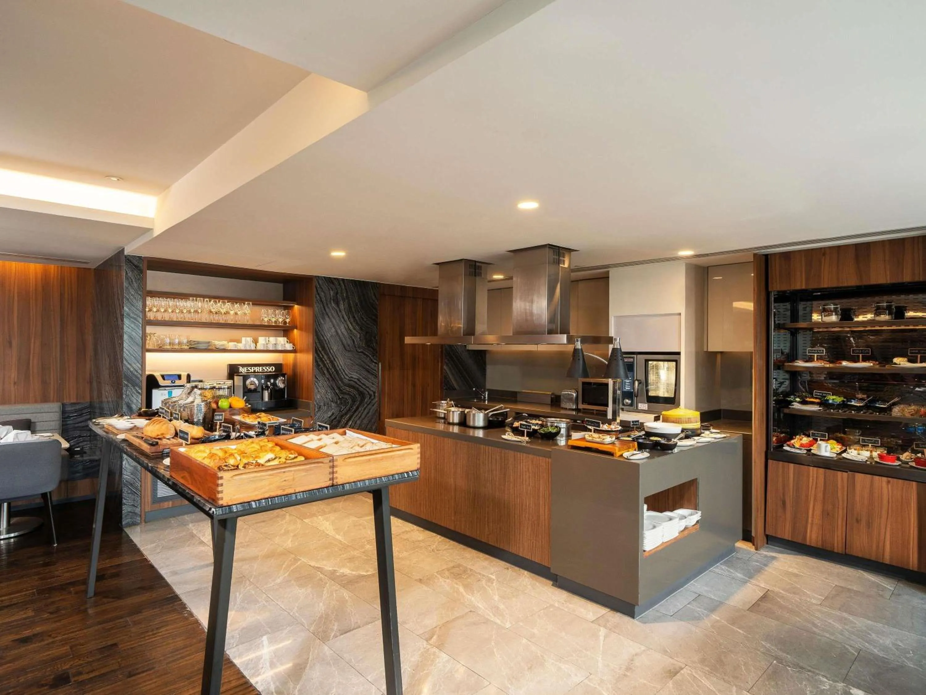 Lounge or bar in Pullman Bangkok King Power