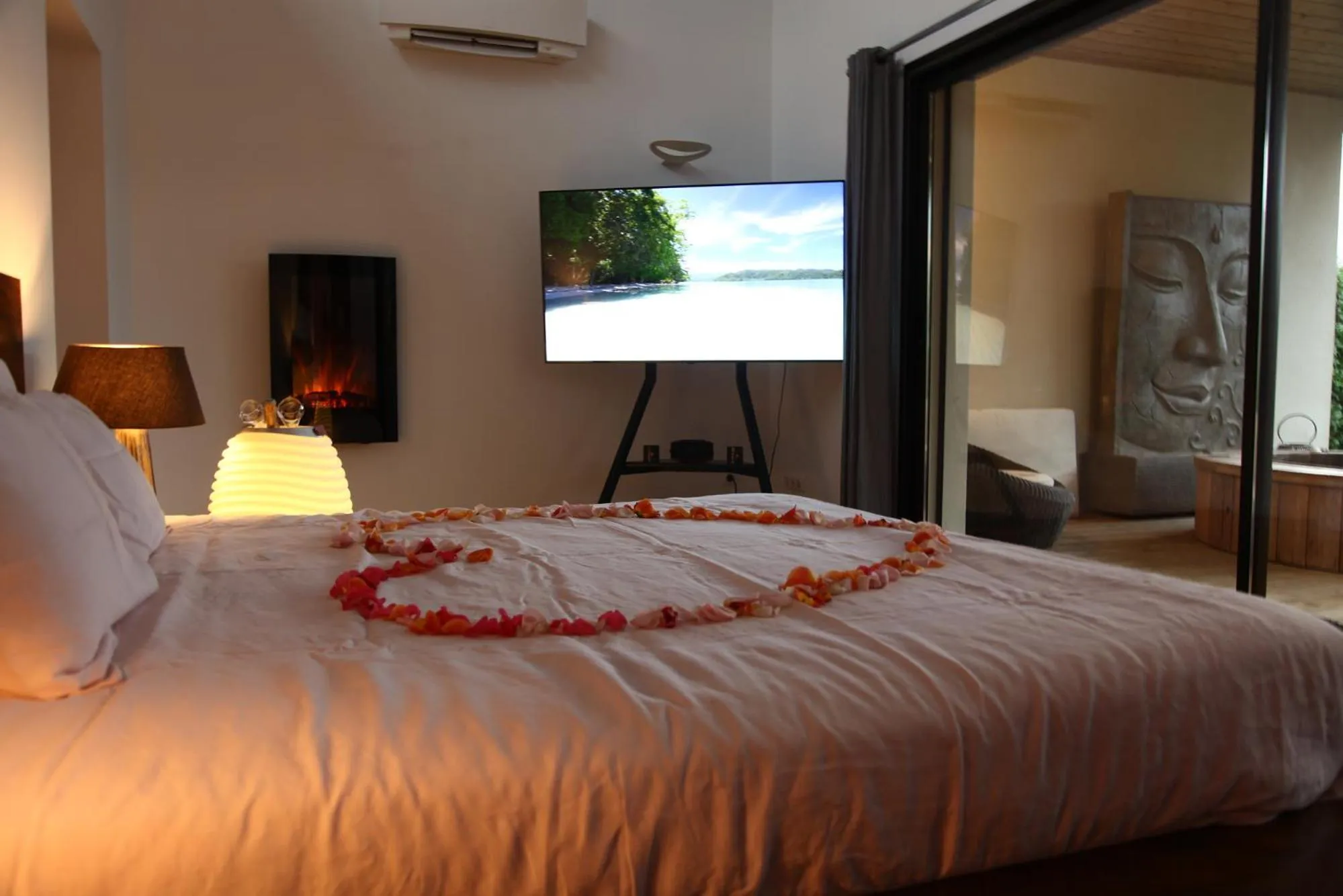 Bedroom, Bed in Villa Margaux