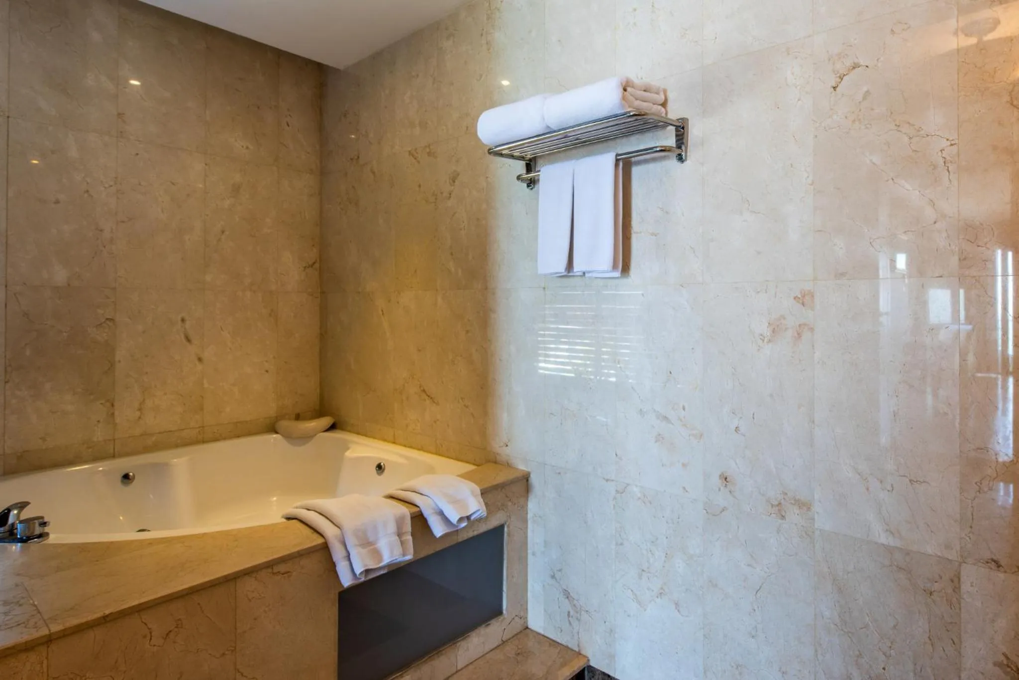 Bathroom, Bed in Garden Cliff Resort And Spa