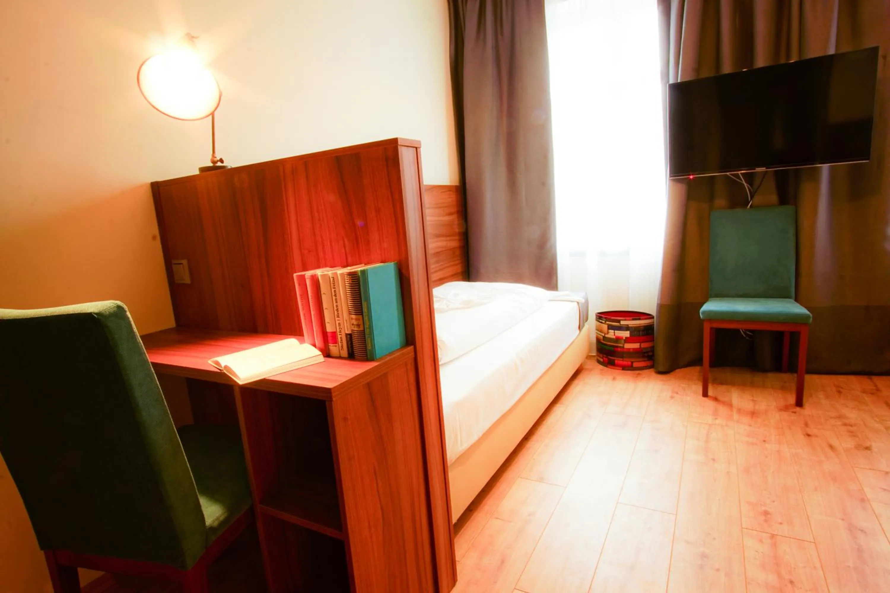 TV and multimedia, Bed in Hotel Bett und Buch