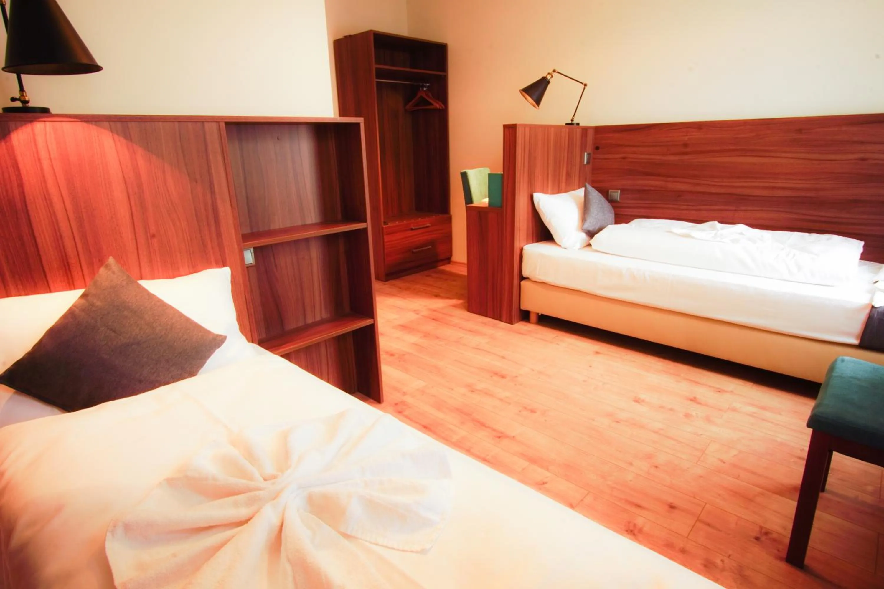 Bed in Hotel Bett und Buch