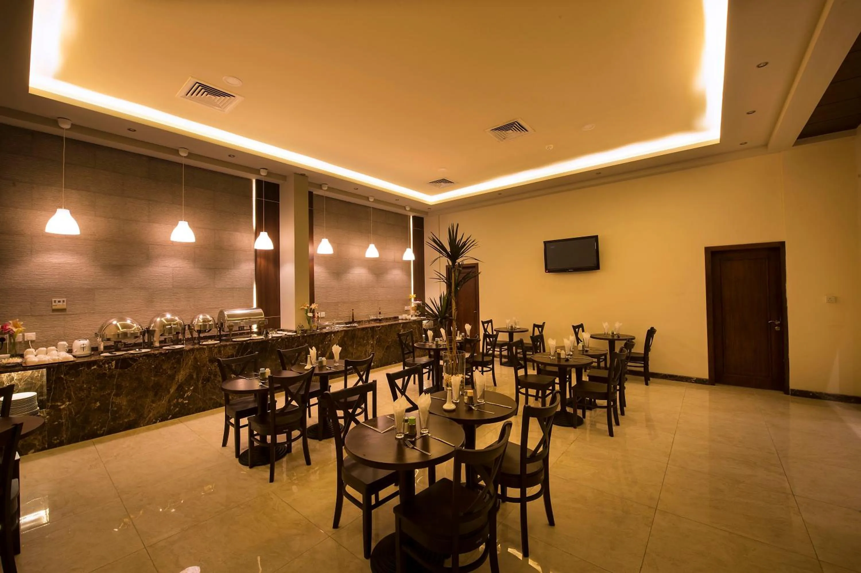 Restaurant/places to eat in Lily Hotel Suite Mubarraz