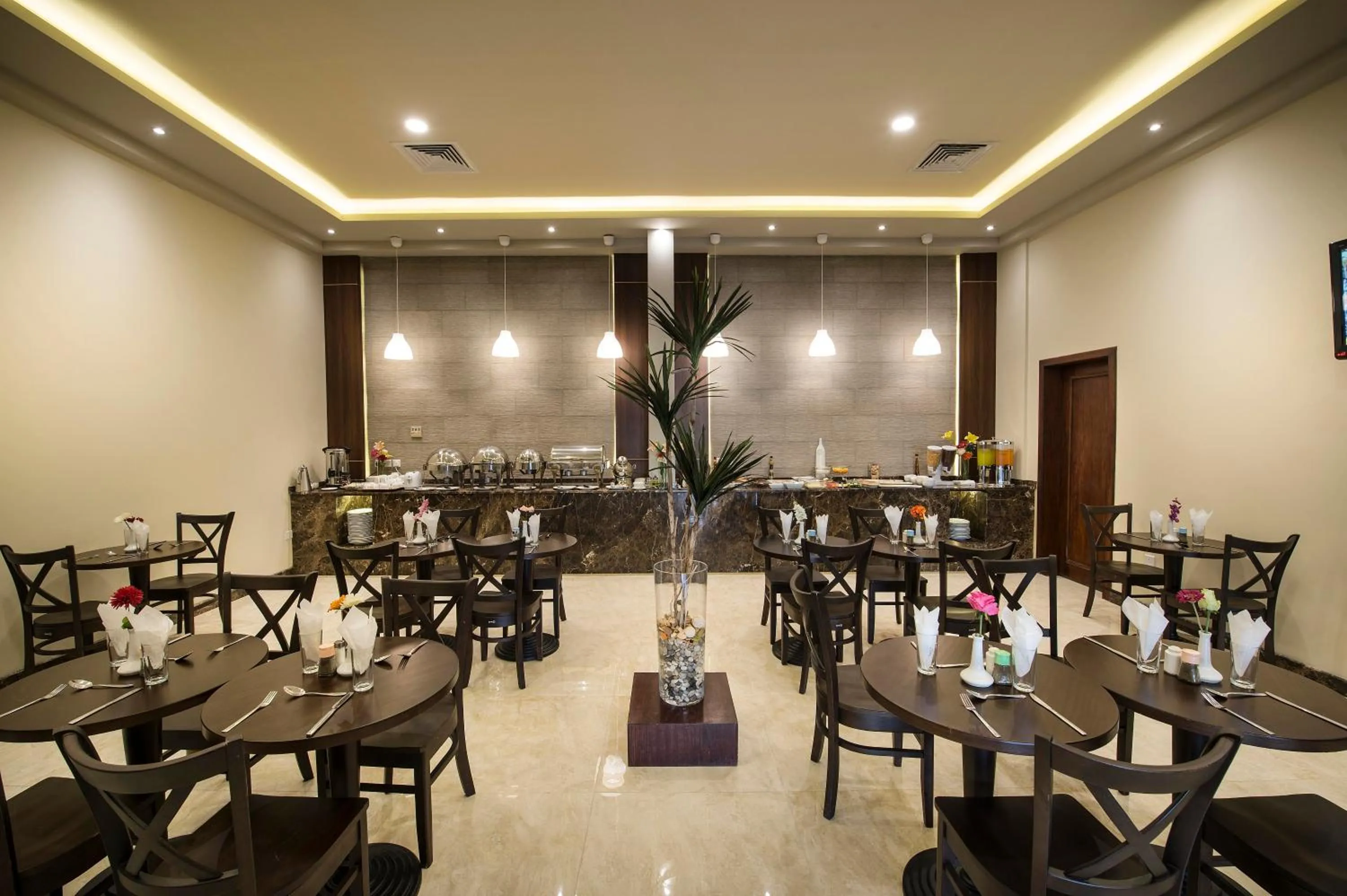 Restaurant/places to eat in Lily Hotel Suite Mubarraz