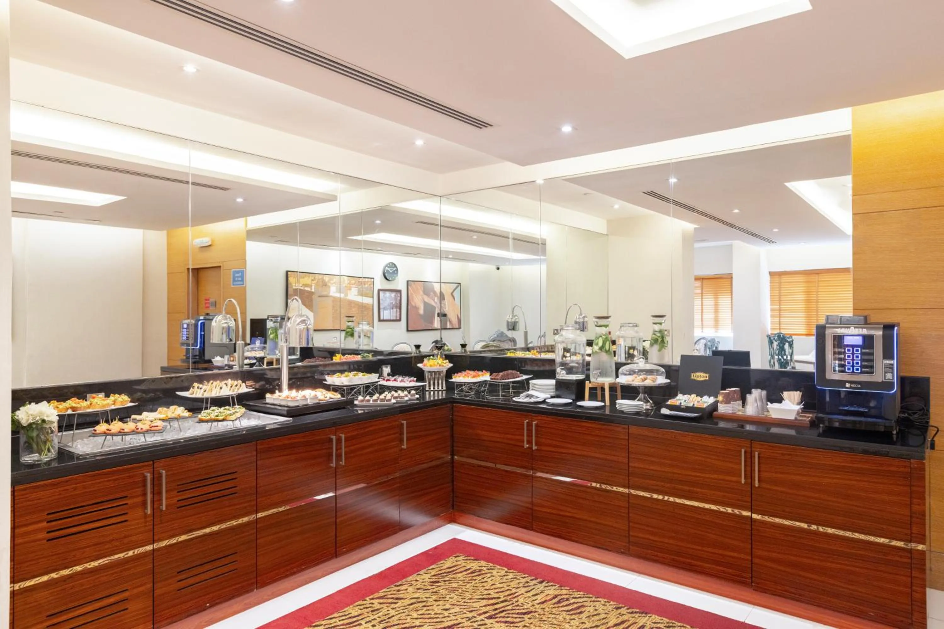 Restaurant/places to eat in Golden Sands Hotel & Residences