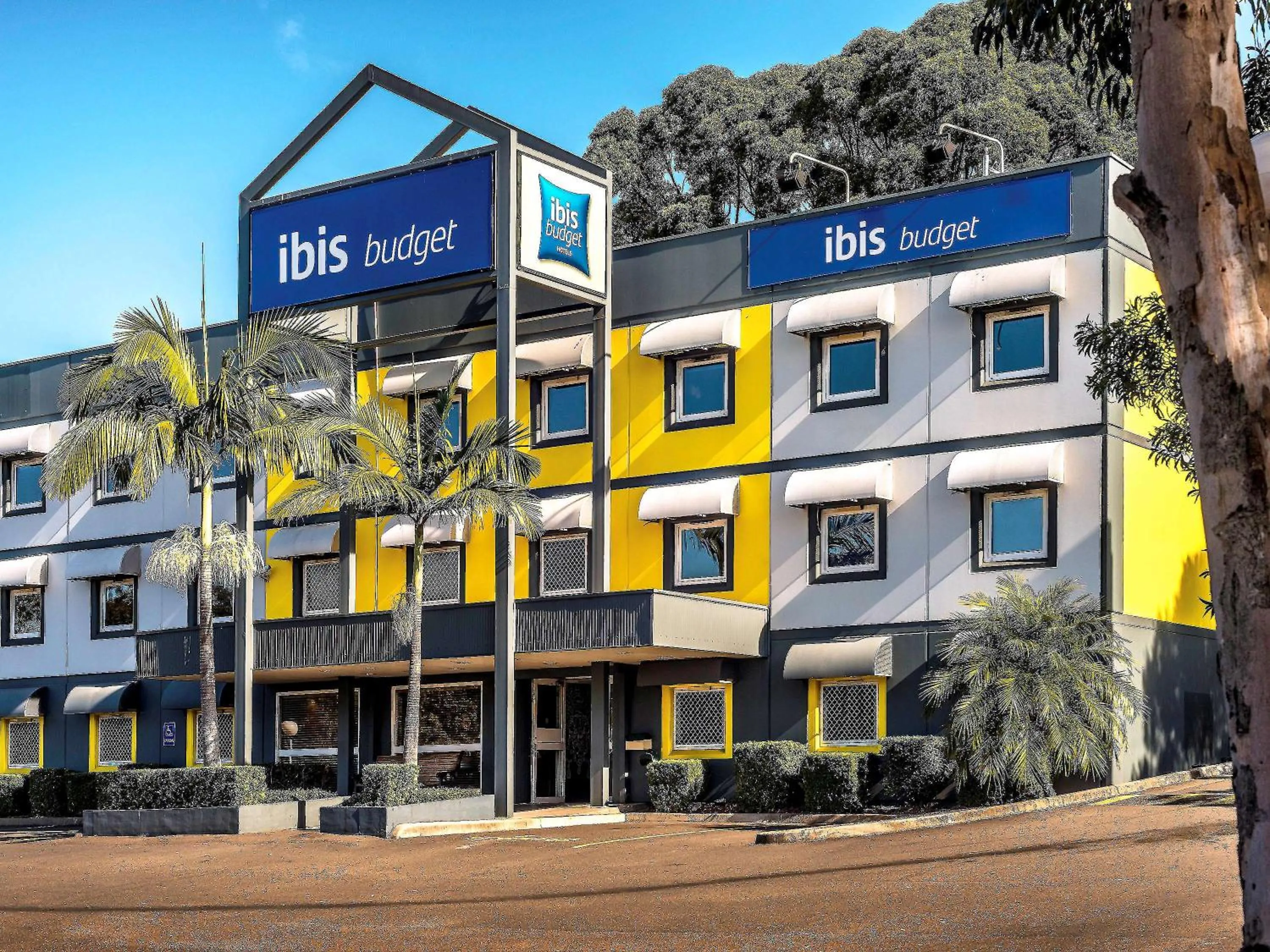 Property building in ibis Budget - Enfield