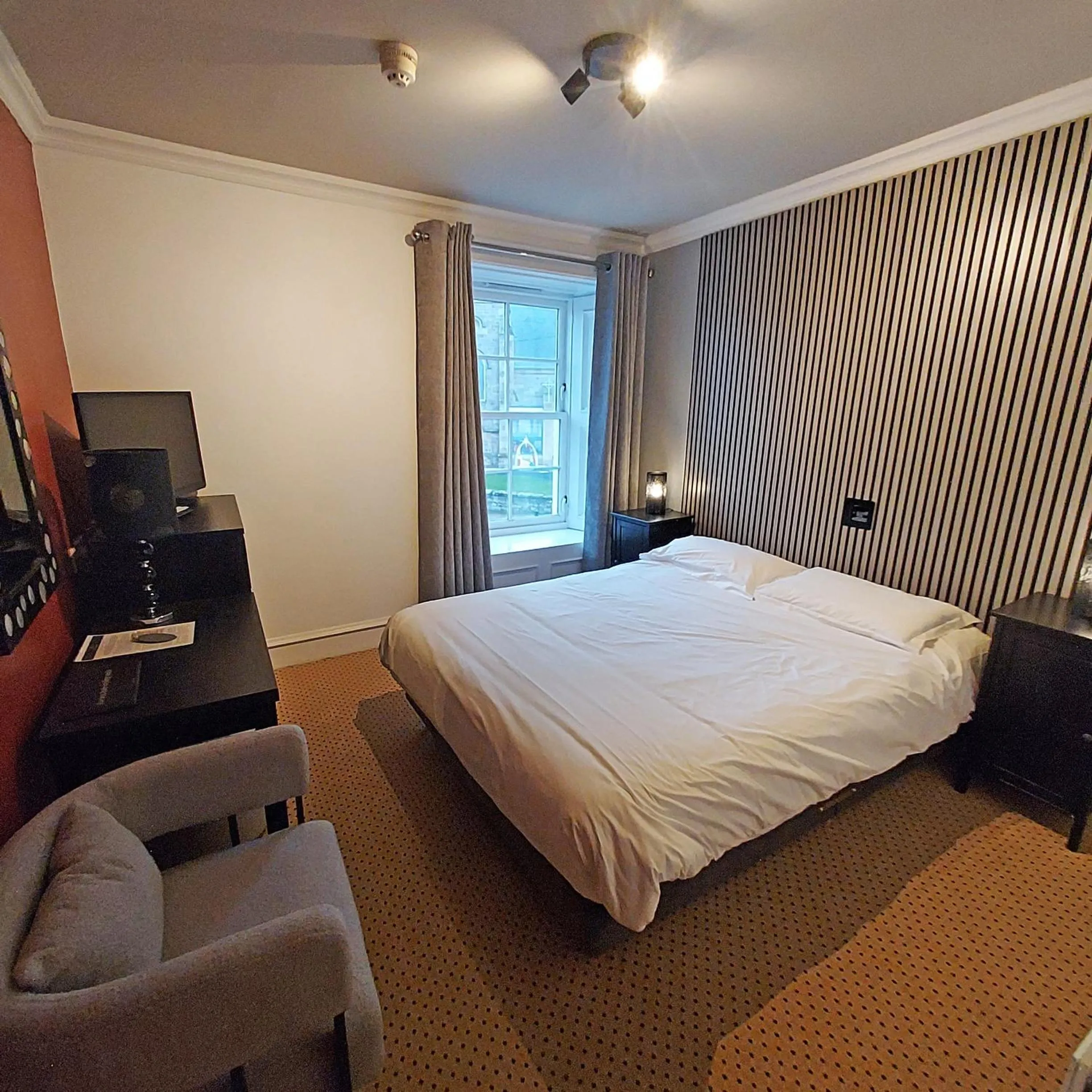 Photo of the whole room, Bed in The Glenerne