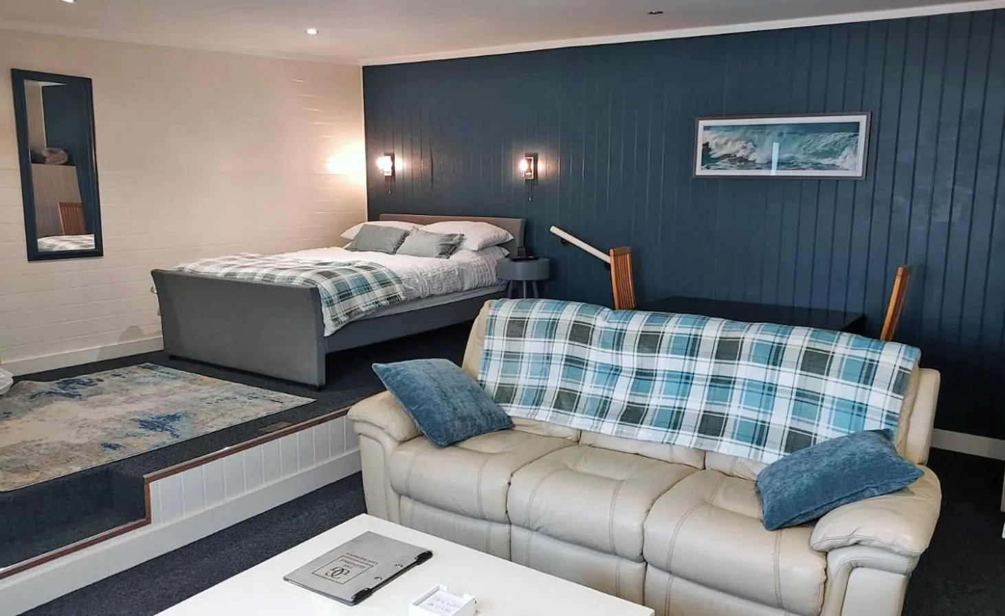 Photo of the whole room, Bed in The Glenerne