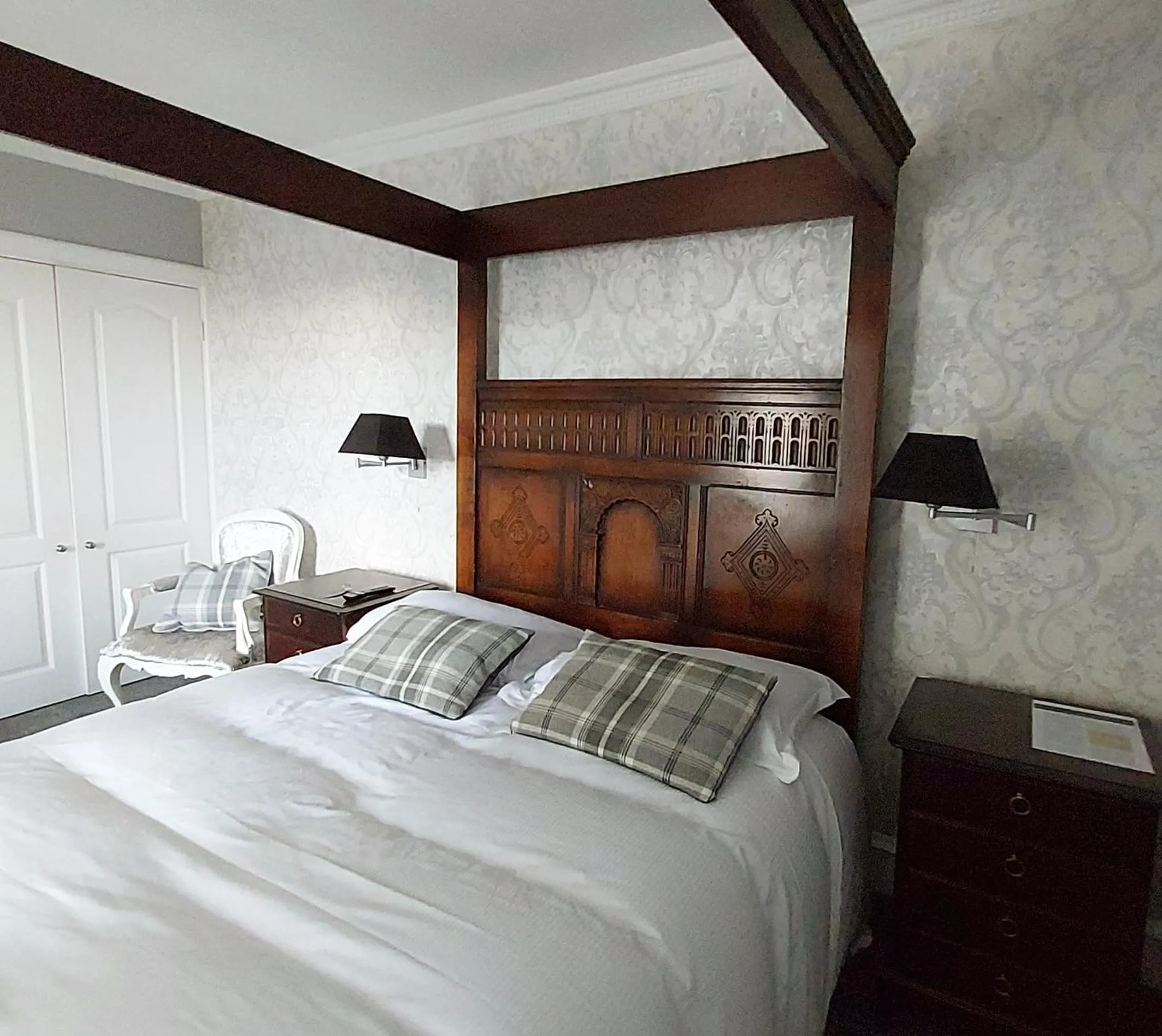Bedroom, Bed in The Glenerne