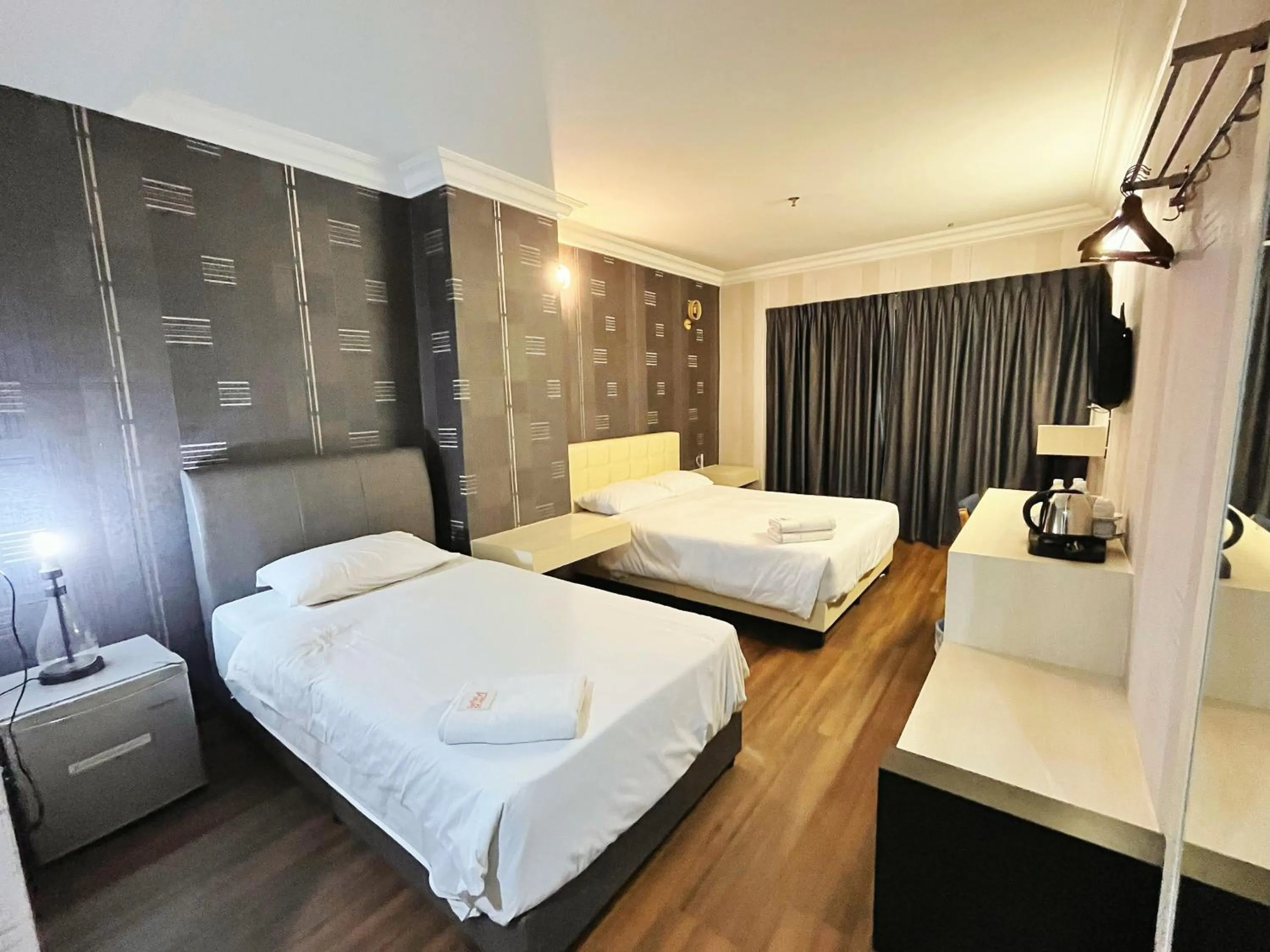 Photo of the whole room, Bed in Fair Park Hotel