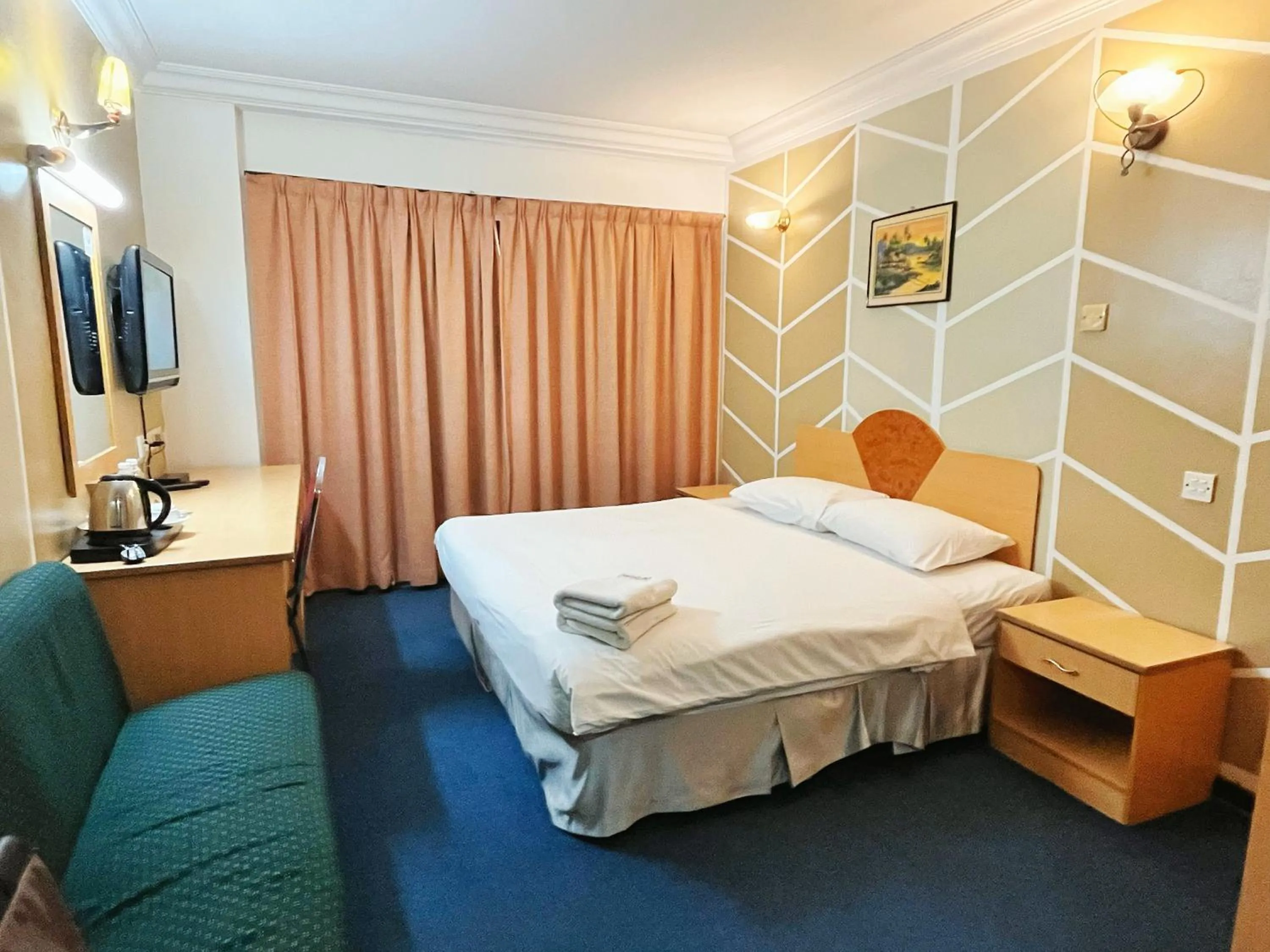 Bedroom, Bed in Fair Park Hotel