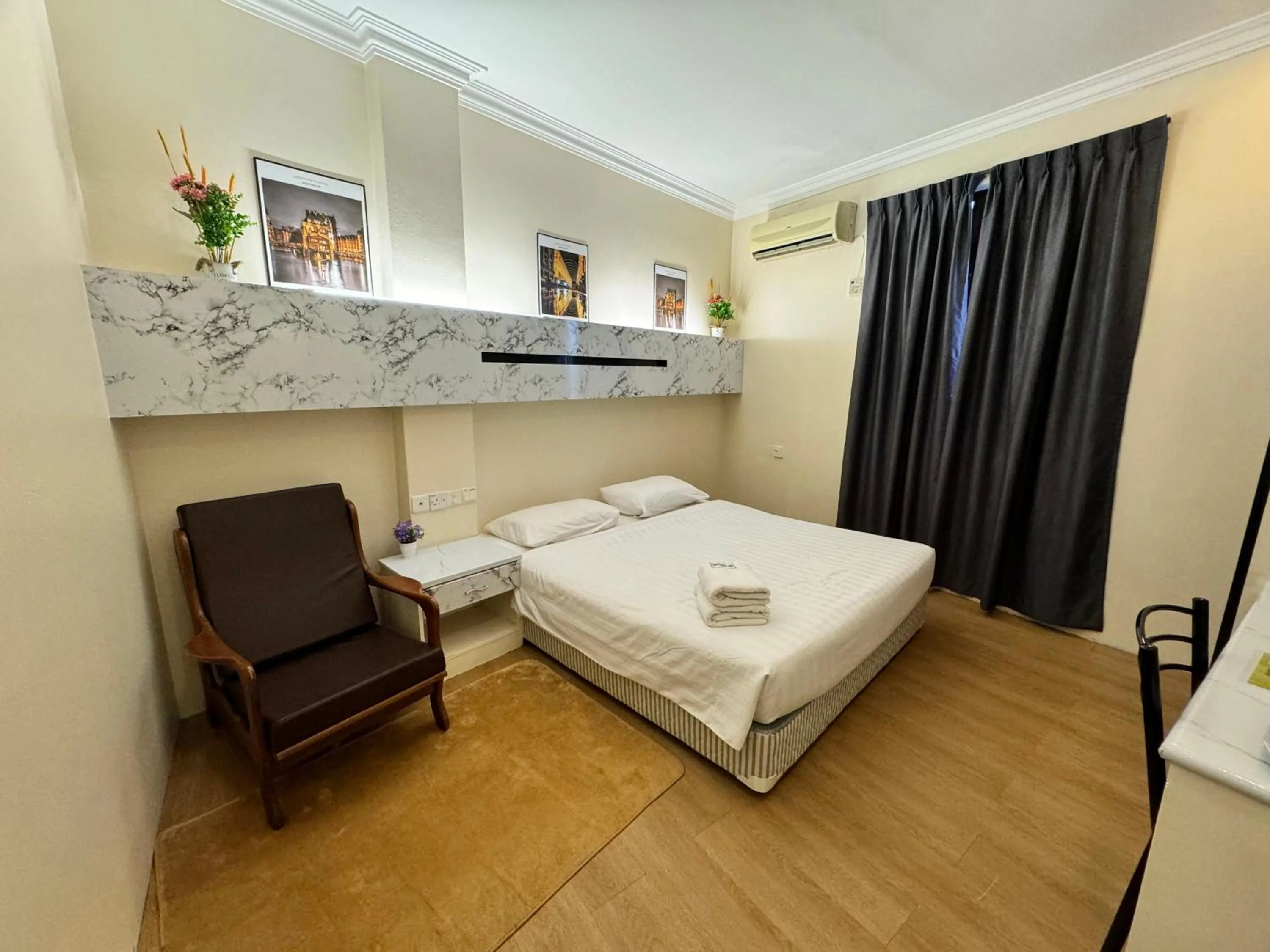 Photo of the whole room, Bed in Fair Park Hotel