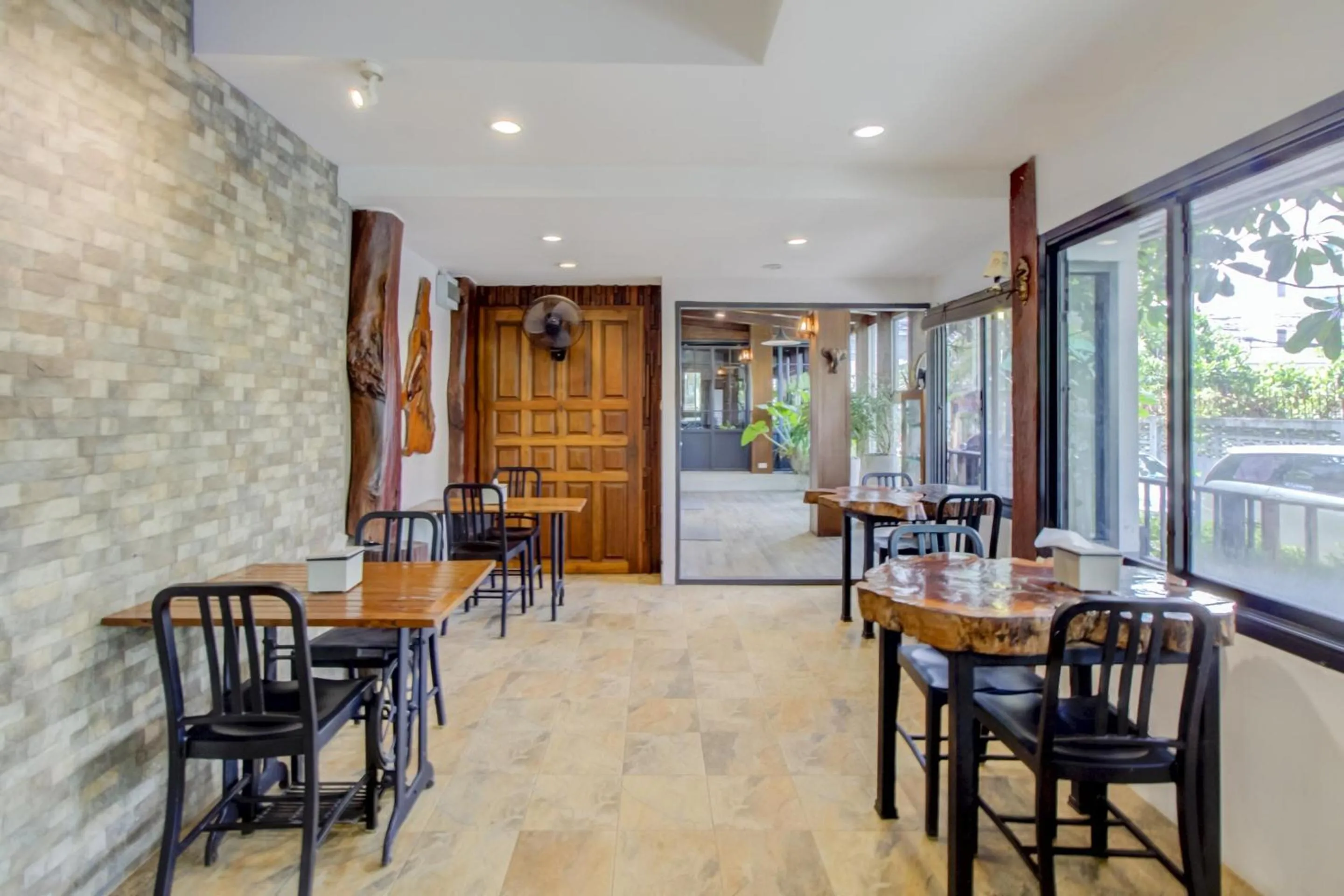 Restaurant/places to eat in Super OYO Capital O 564 Nature Boutique Hotel