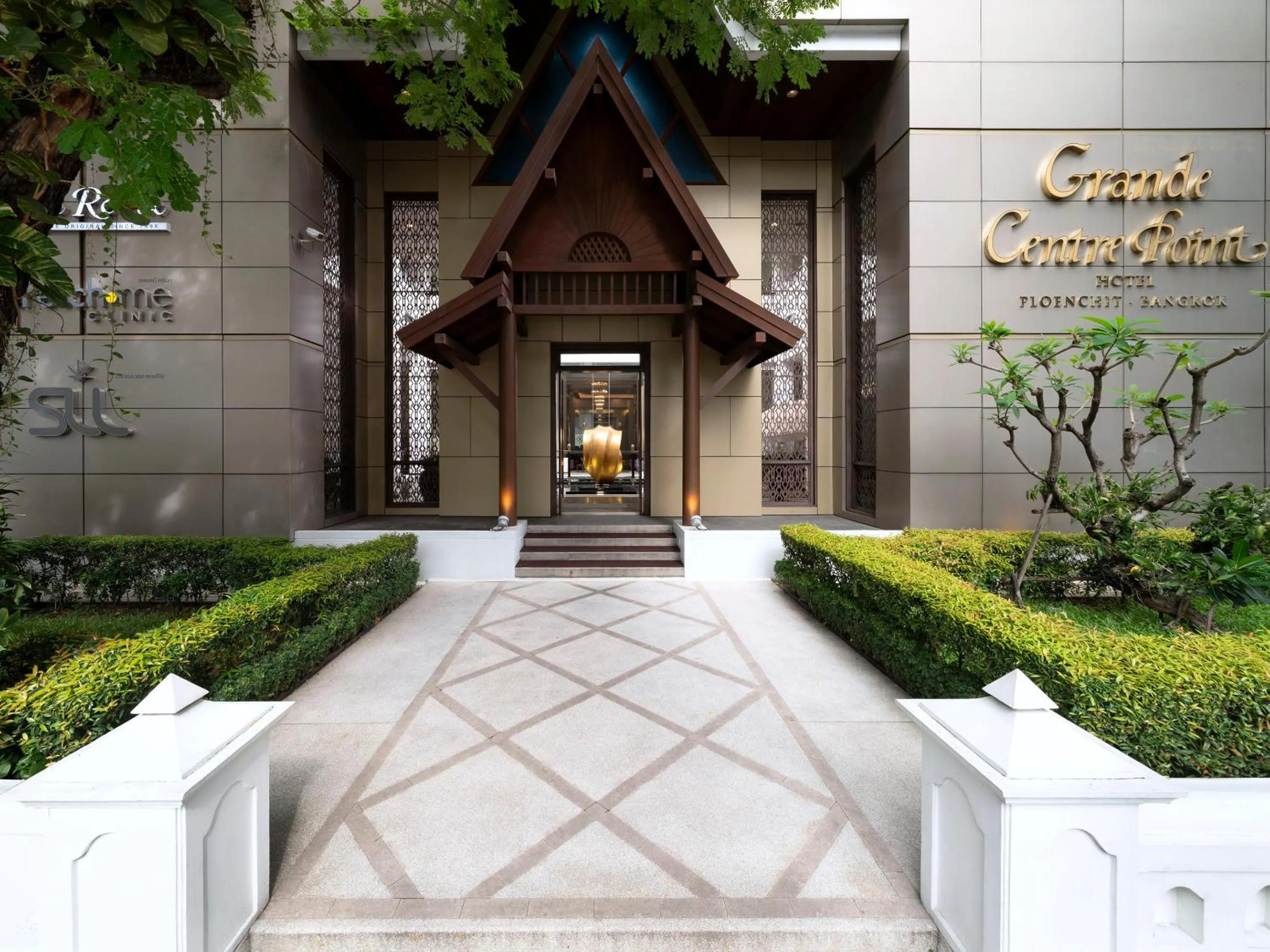 Property building in Grande Centre Point Ploenchit