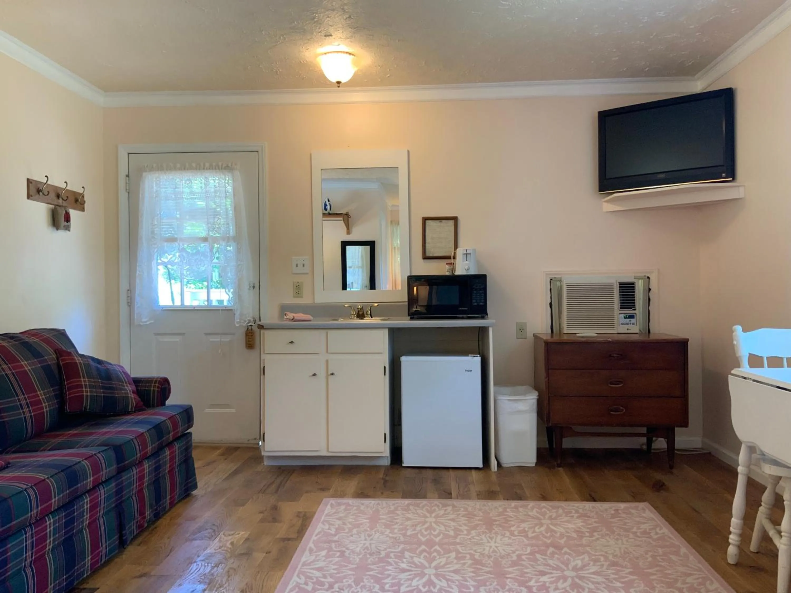 The Chimney Rock Inn & Cottages