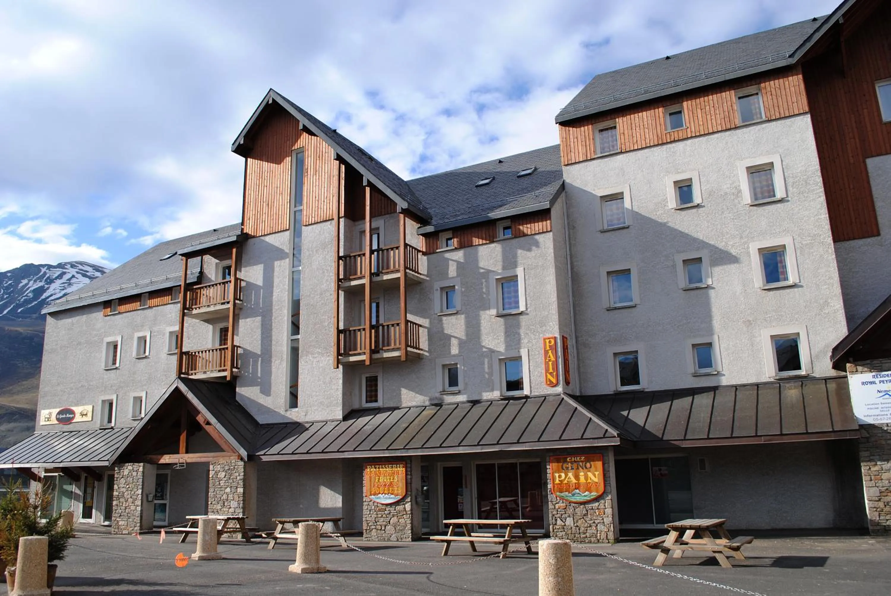 Facade/entrance in Résidence Néméa Royal Peyragudes