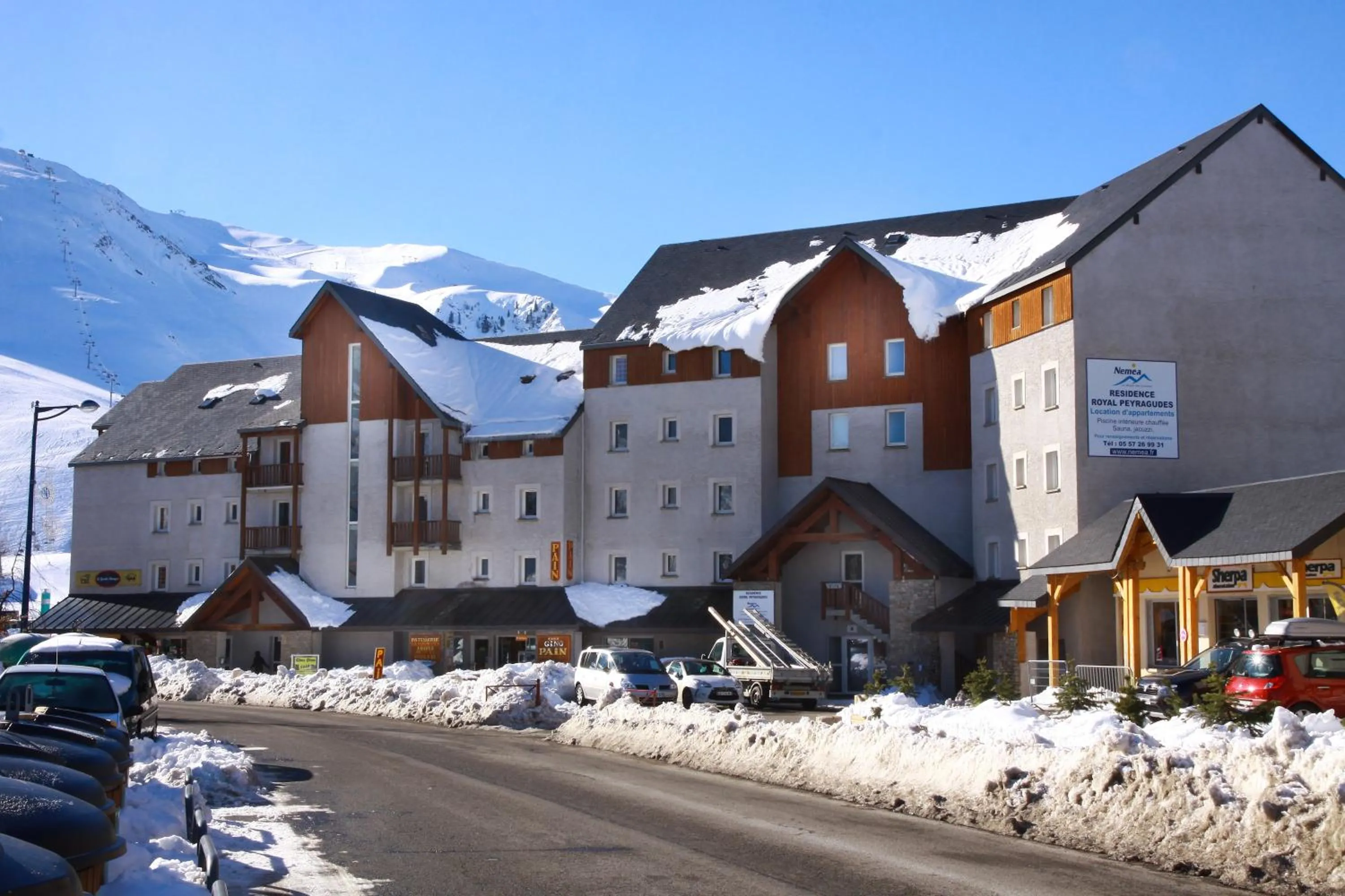 Facade/entrance in Résidence Néméa Royal Peyragudes