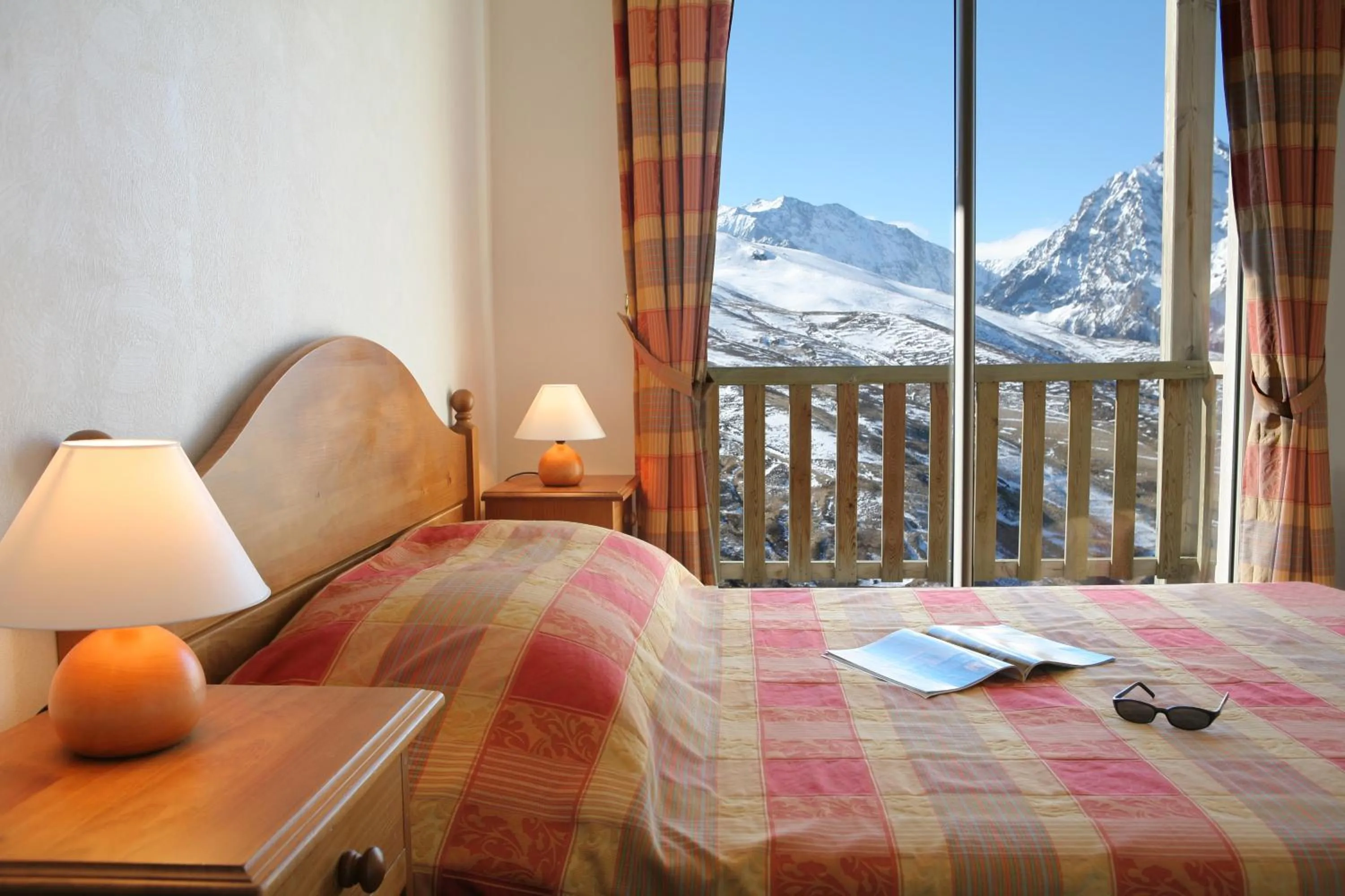 View (from property/room), Bed in Résidence Néméa Royal Peyragudes