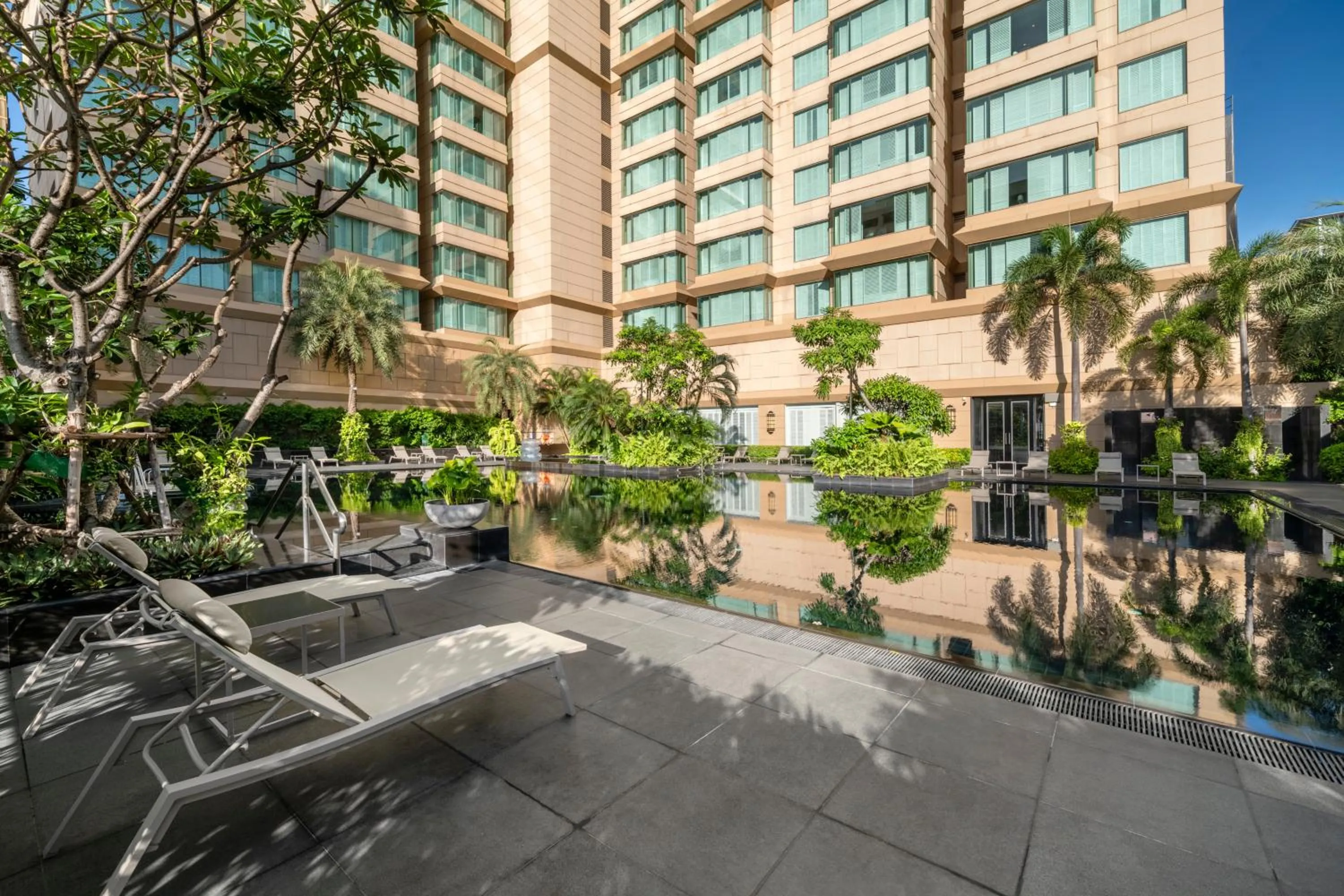 Swimming pool in Grande Centre Point Hotel Ratchadamri Bangkok