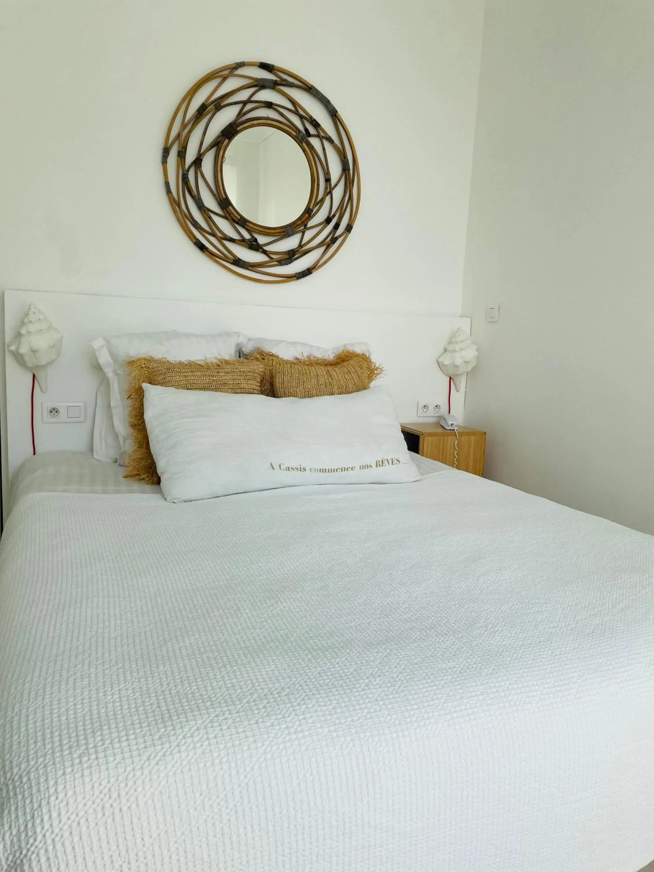 Bedroom, Bed in Hotel de La Plage - Mahogany