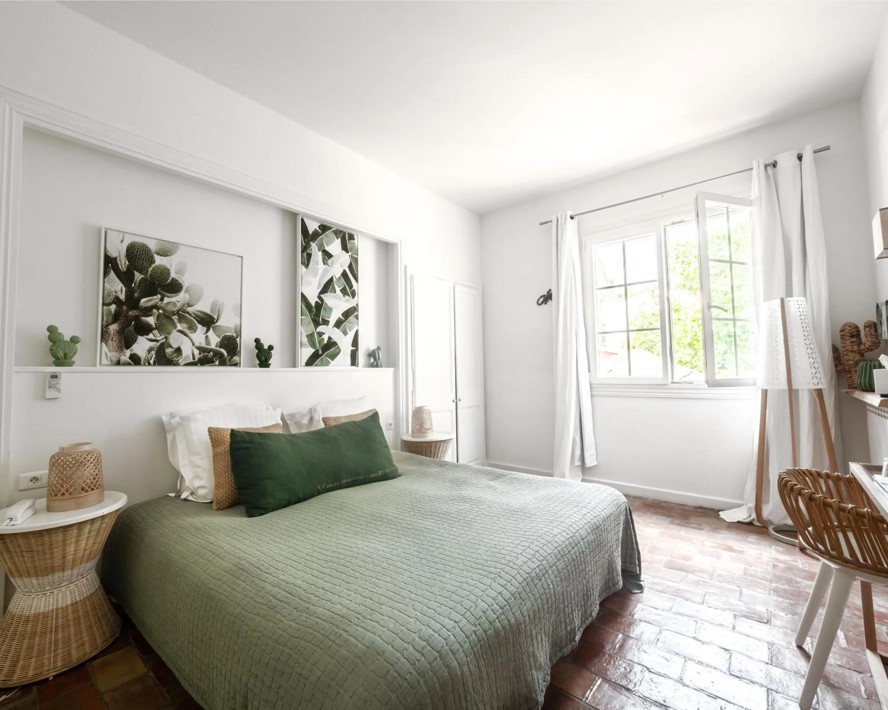 Photo of the whole room, Bed in Hotel de La Plage - Mahogany