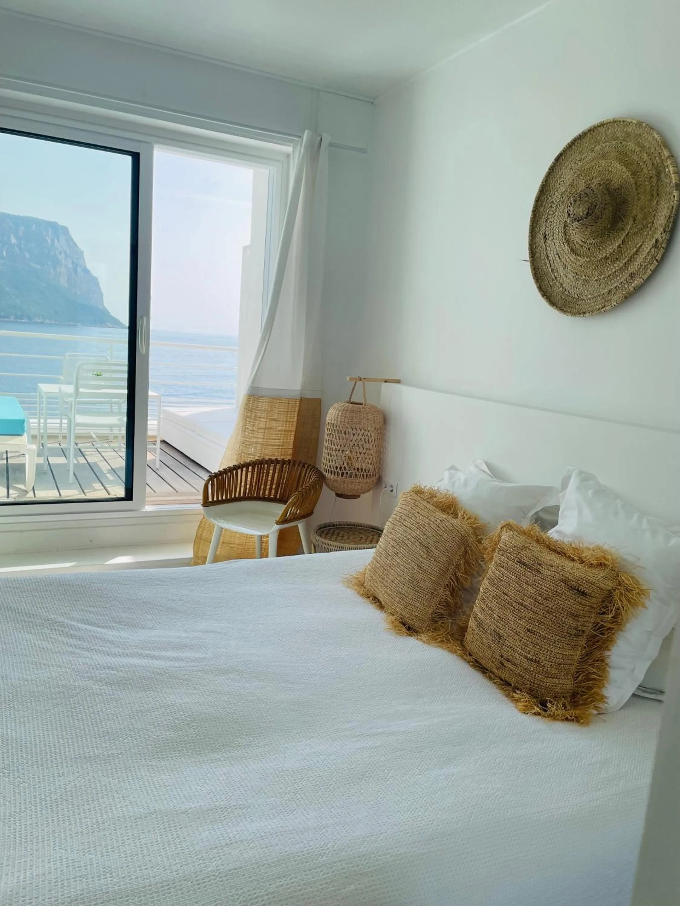 Bedroom, Bed in Hotel de La Plage - Mahogany
