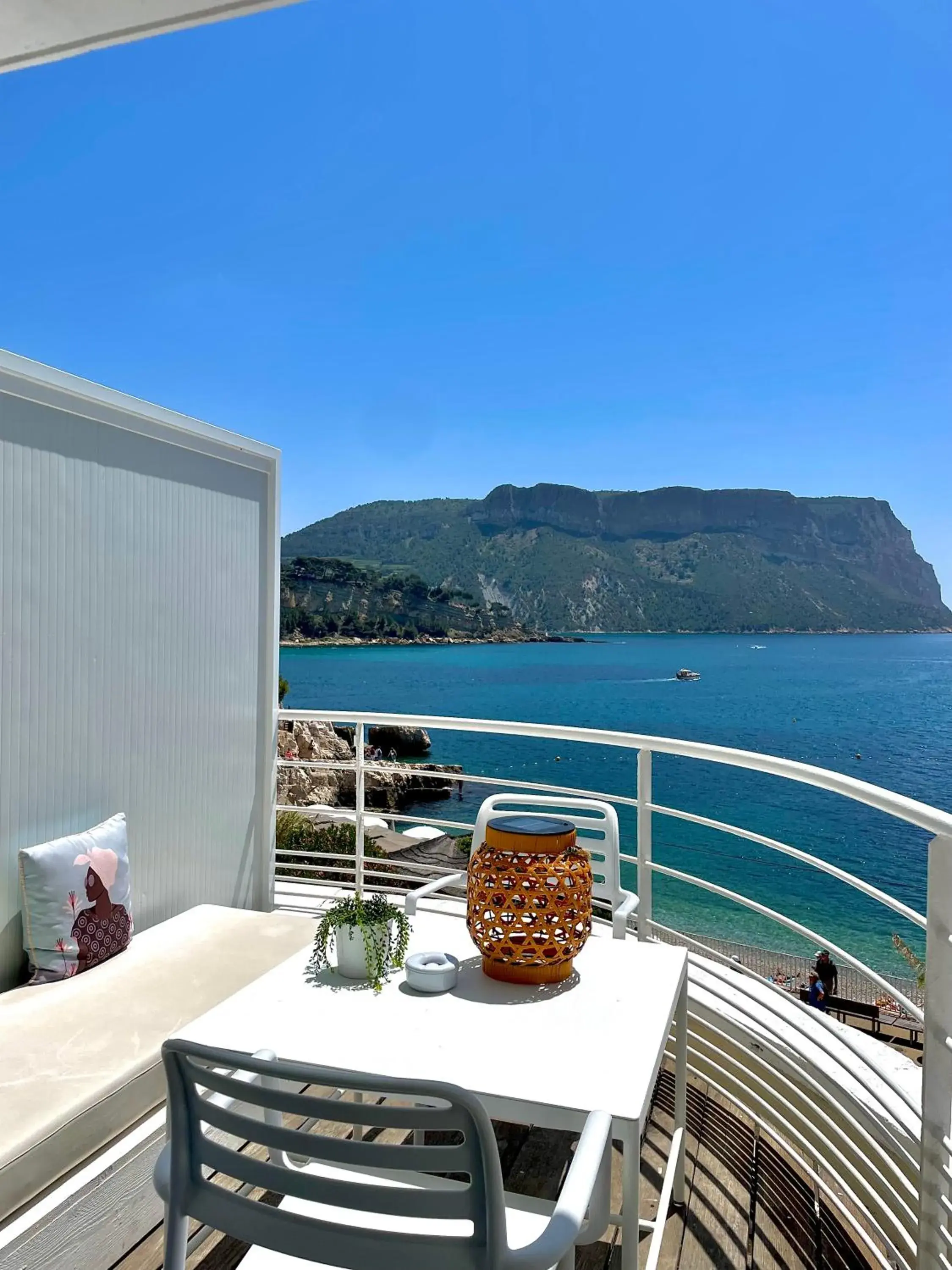 Classic Room with Sea View and Balcony in Hotel de La Plage - Mahogany Classic Room with Sea View and Balcony in Hotel de La Plage - Mahogany