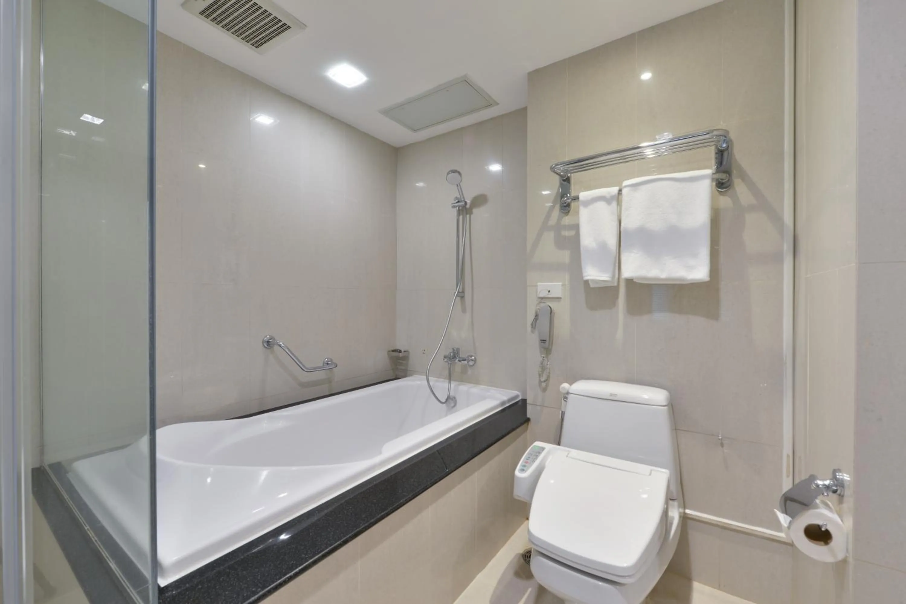 Shower in Centre Point Sukhumvit Thong-Lo