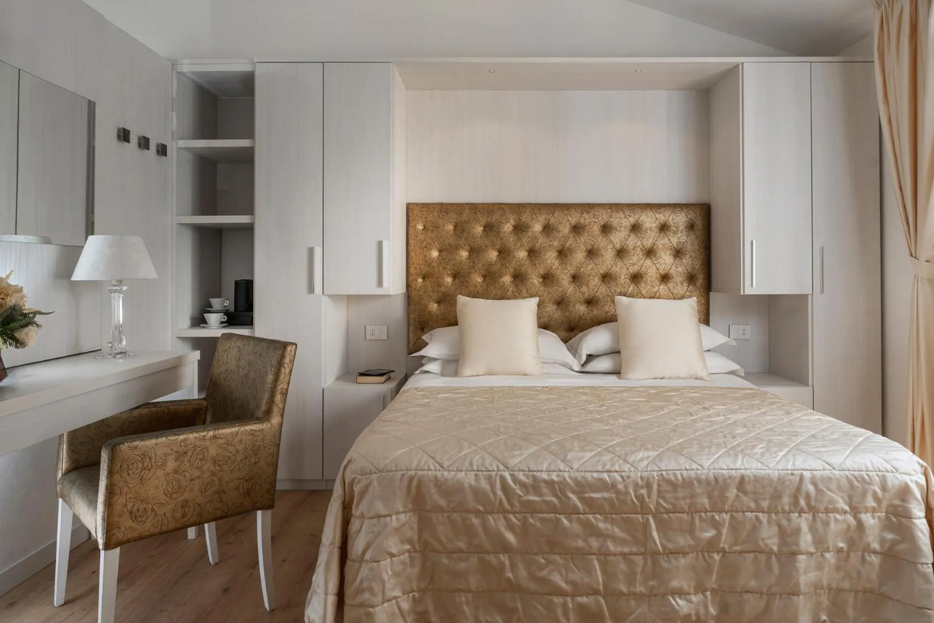 Photo of the whole room, Bed in Albergo Rossini 1936