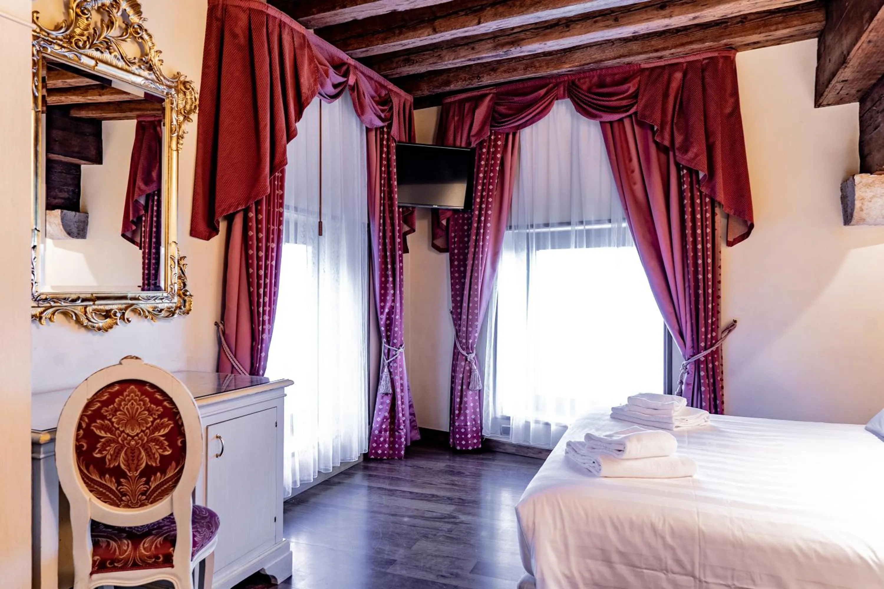 Sea view, Bed in Hotel Vecellio Venice on the Lagoon