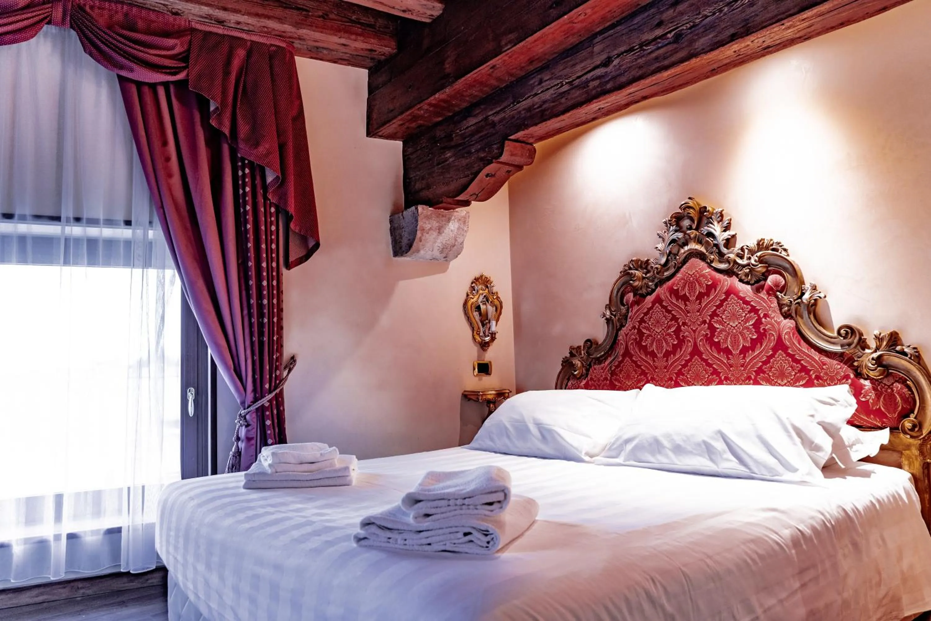 Photo of the whole room, Bed in Hotel Vecellio Venice on the Lagoon