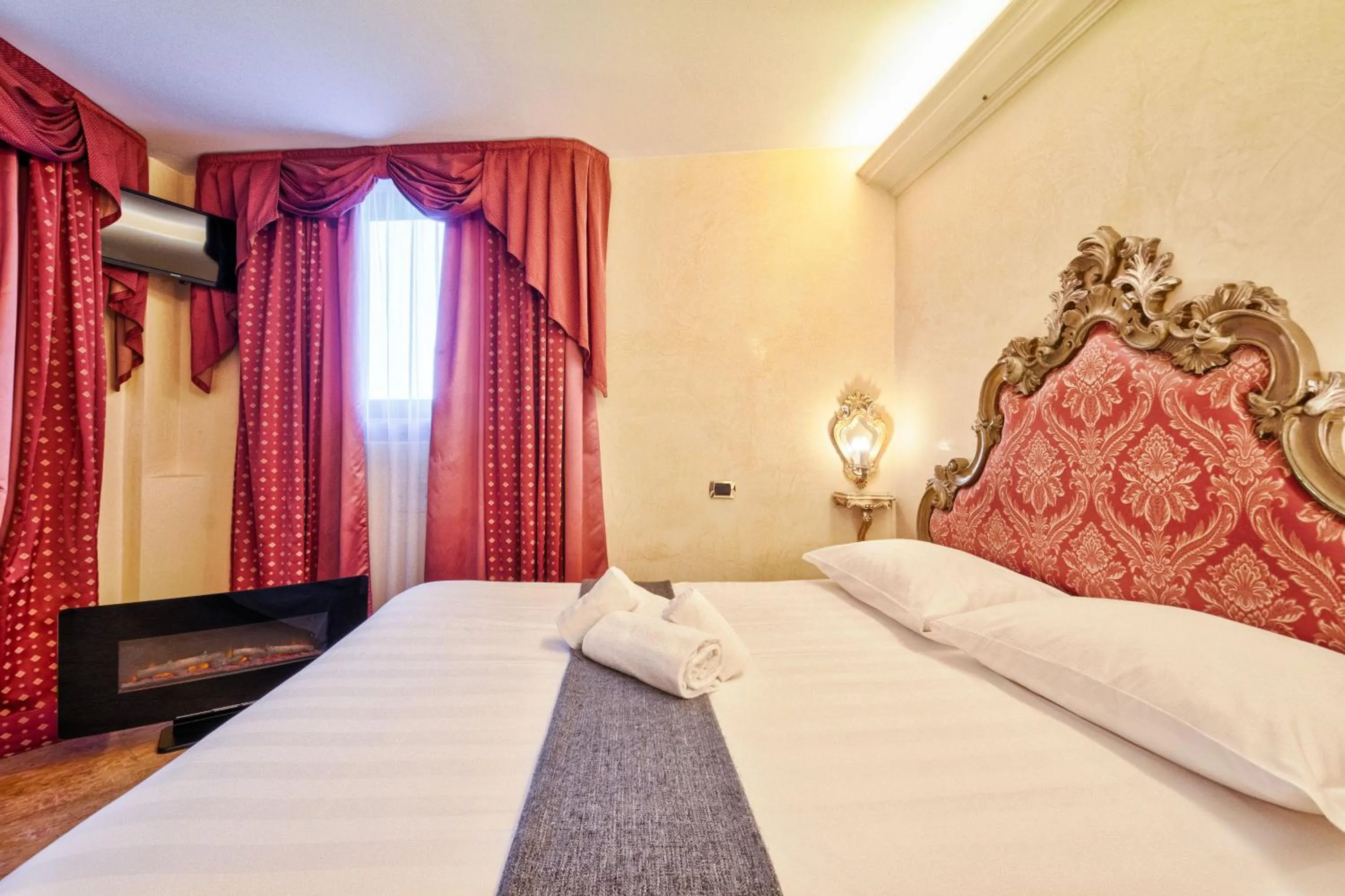 Photo of the whole room, Bed in Hotel Vecellio Venice on the Lagoon